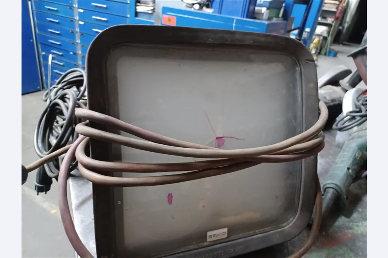 Dobře udržované dílenské vybavení a stroje z bývalé firmy Hülsenbusch Apparatebau.-4