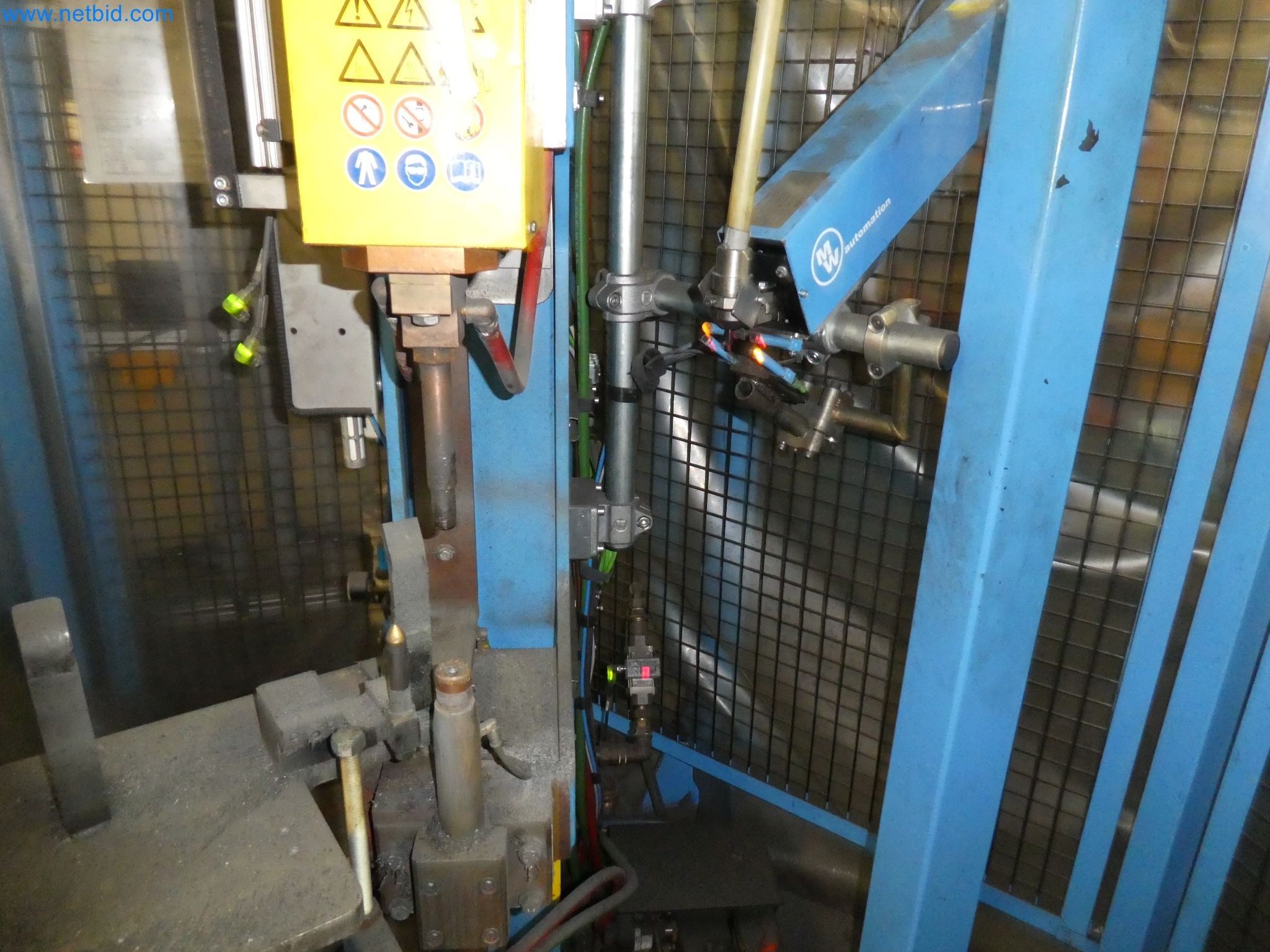 Robots, equipos de soldadura y accesorios de montaje de la industria del automóvil-5