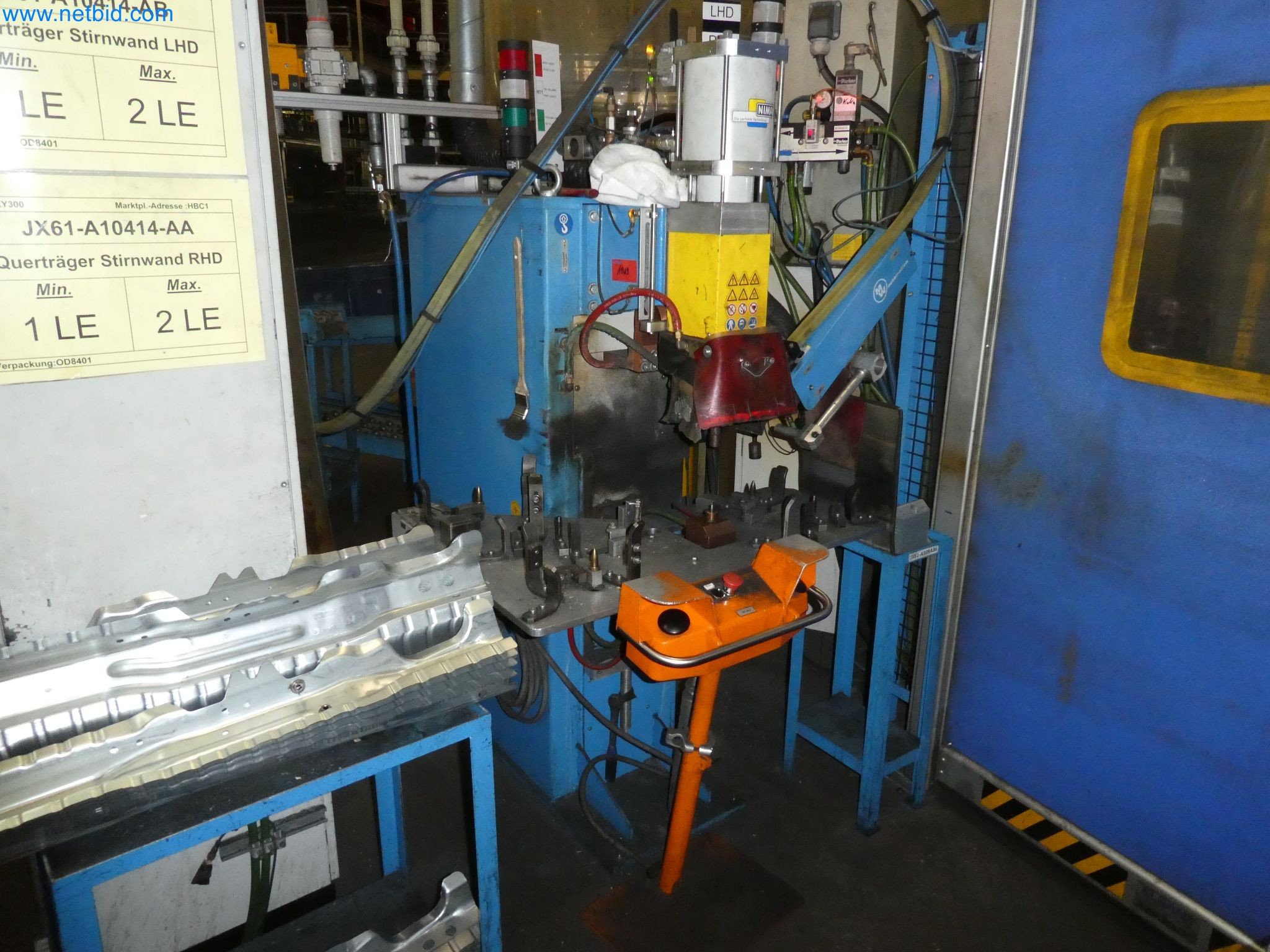 Robots, equipos de soldadura y accesorios de montaje de la industria del automóvil-1