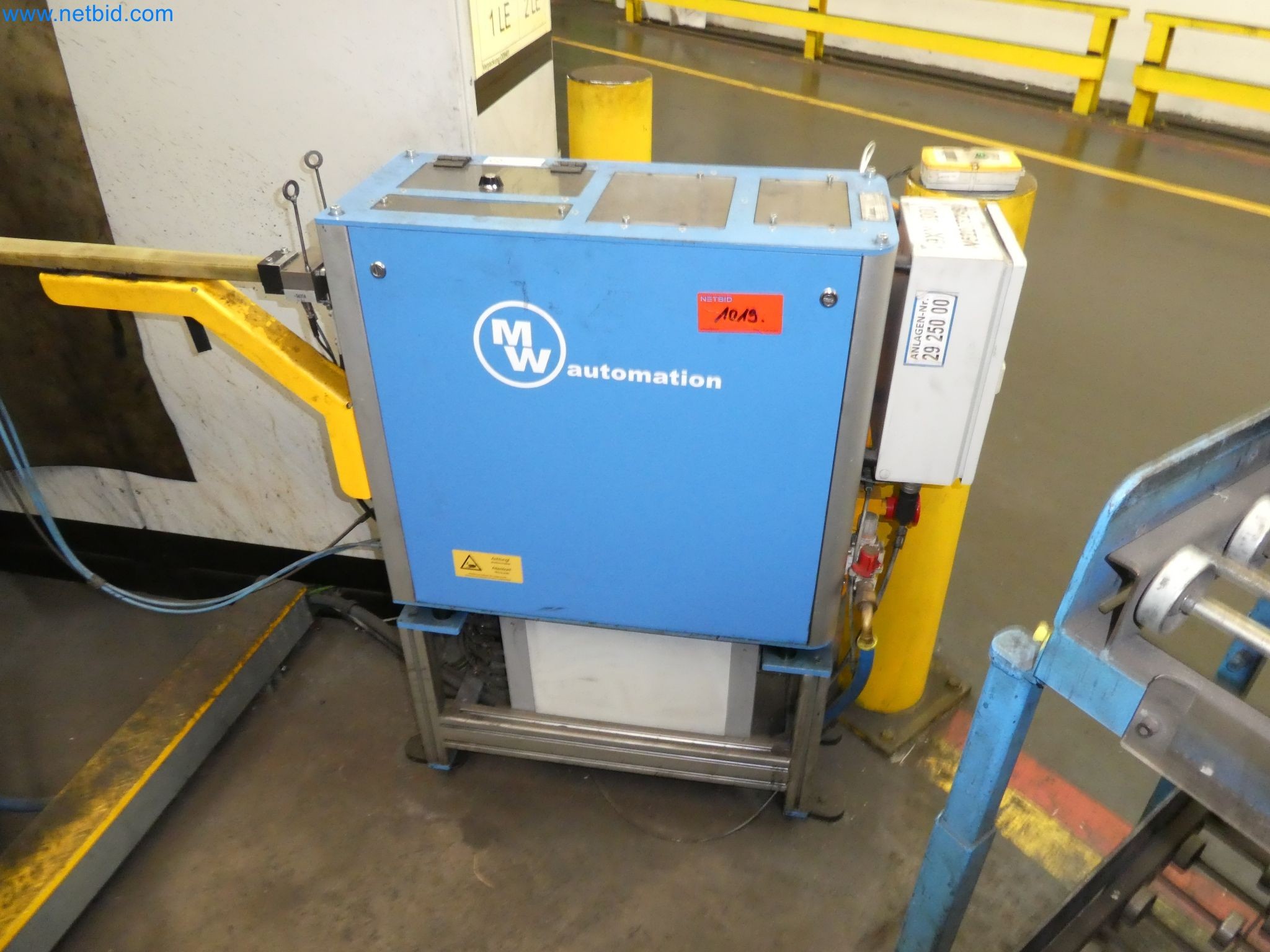 Robots, equipos de soldadura y accesorios de montaje de la industria del automóvil-3