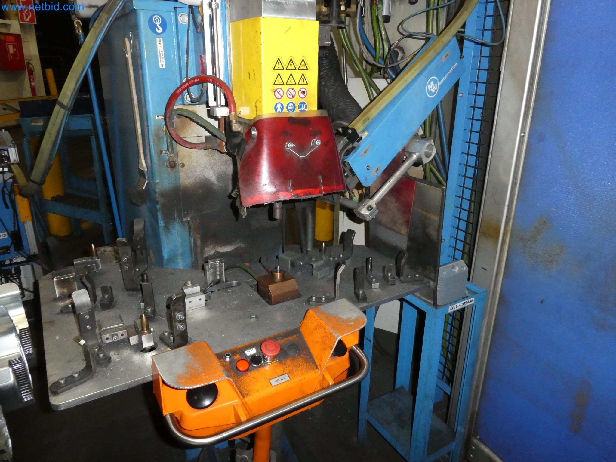 Robots, equipos de soldadura y accesorios de montaje de la industria del automóvil-6