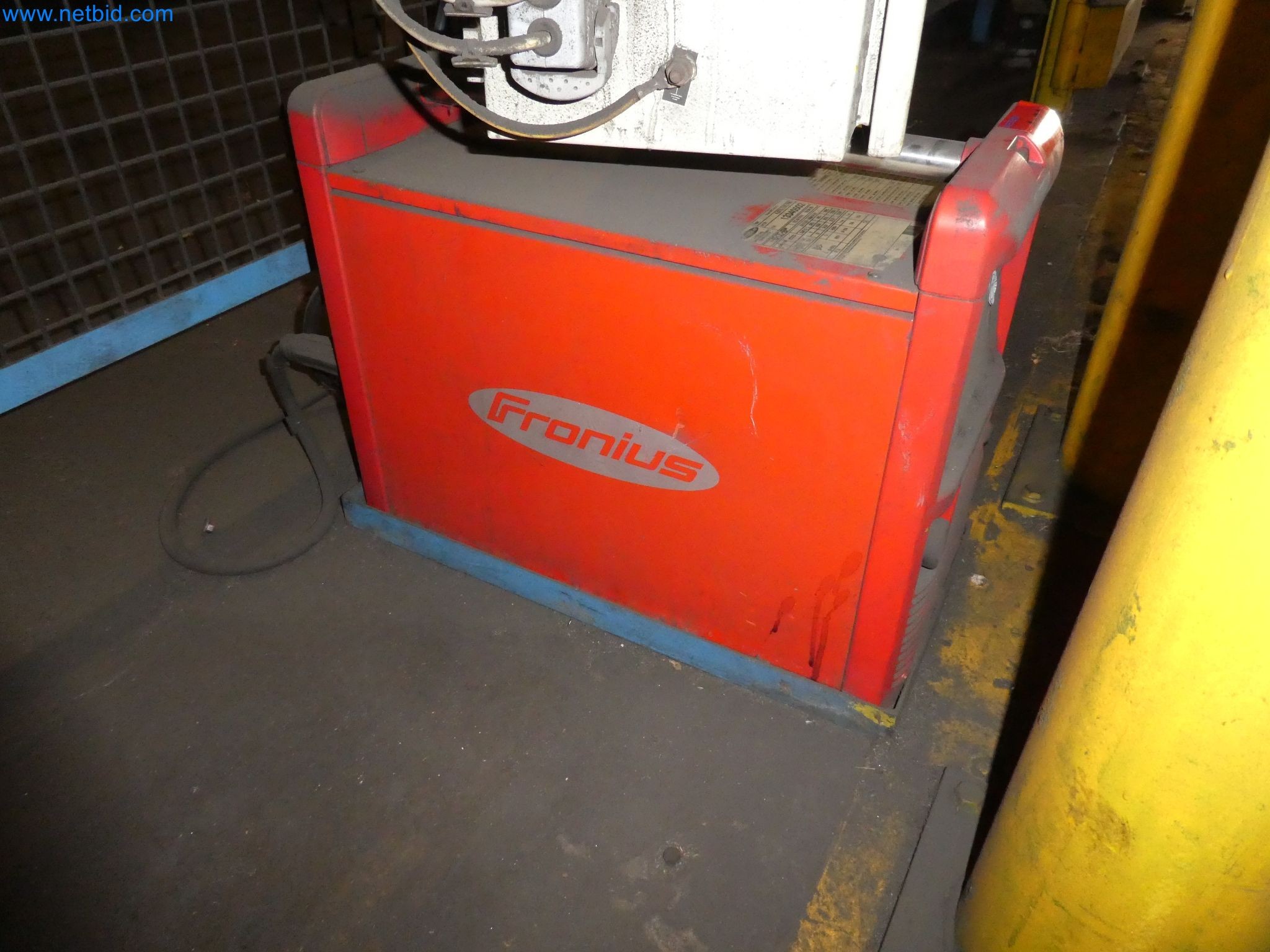 Robots, equipos de soldadura y accesorios de montaje de la industria del automóvil-3