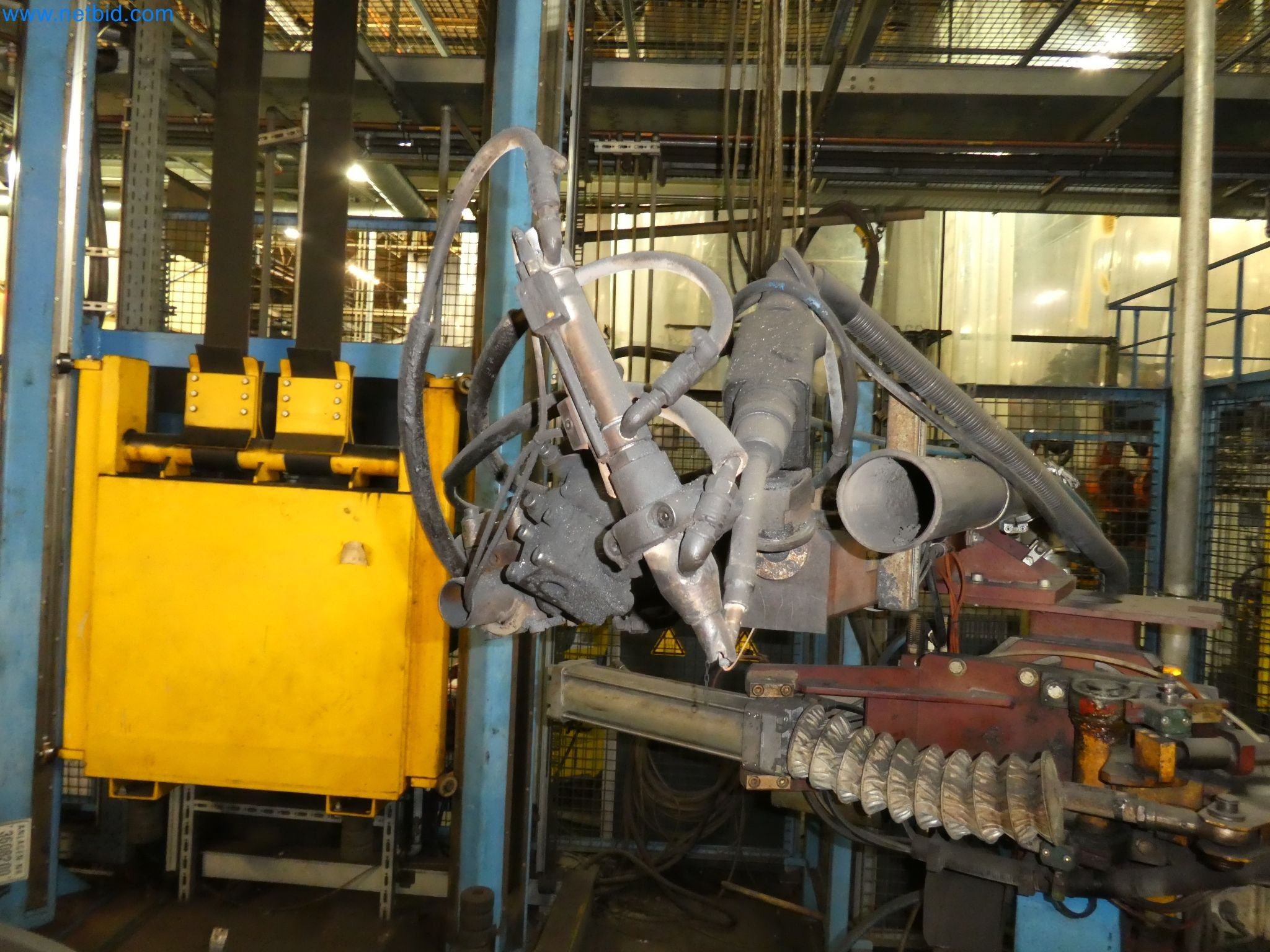 Robots, equipos de soldadura y accesorios de montaje de la industria del automóvil-5