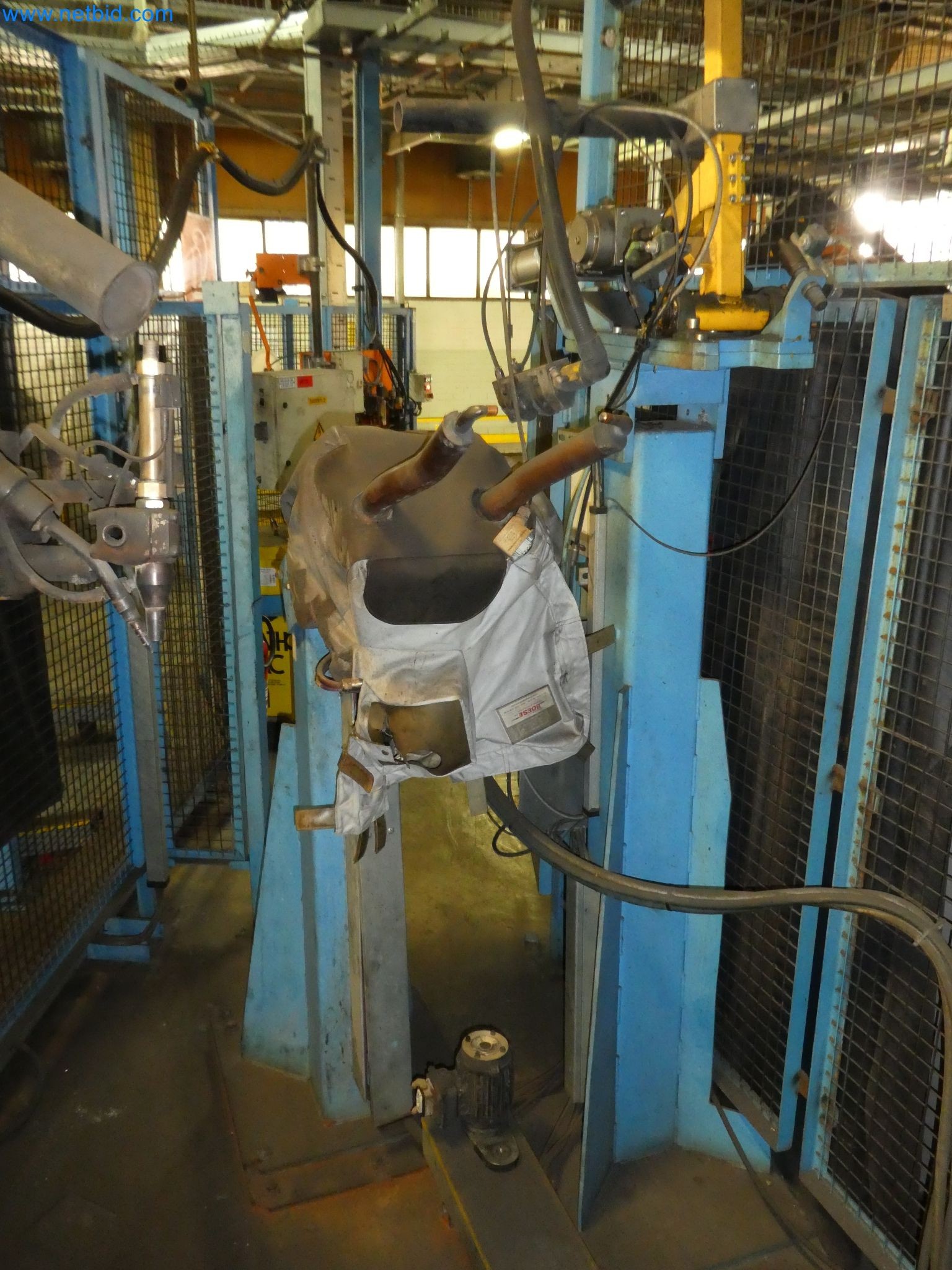 Robots, equipos de soldadura y accesorios de montaje de la industria del automóvil-4