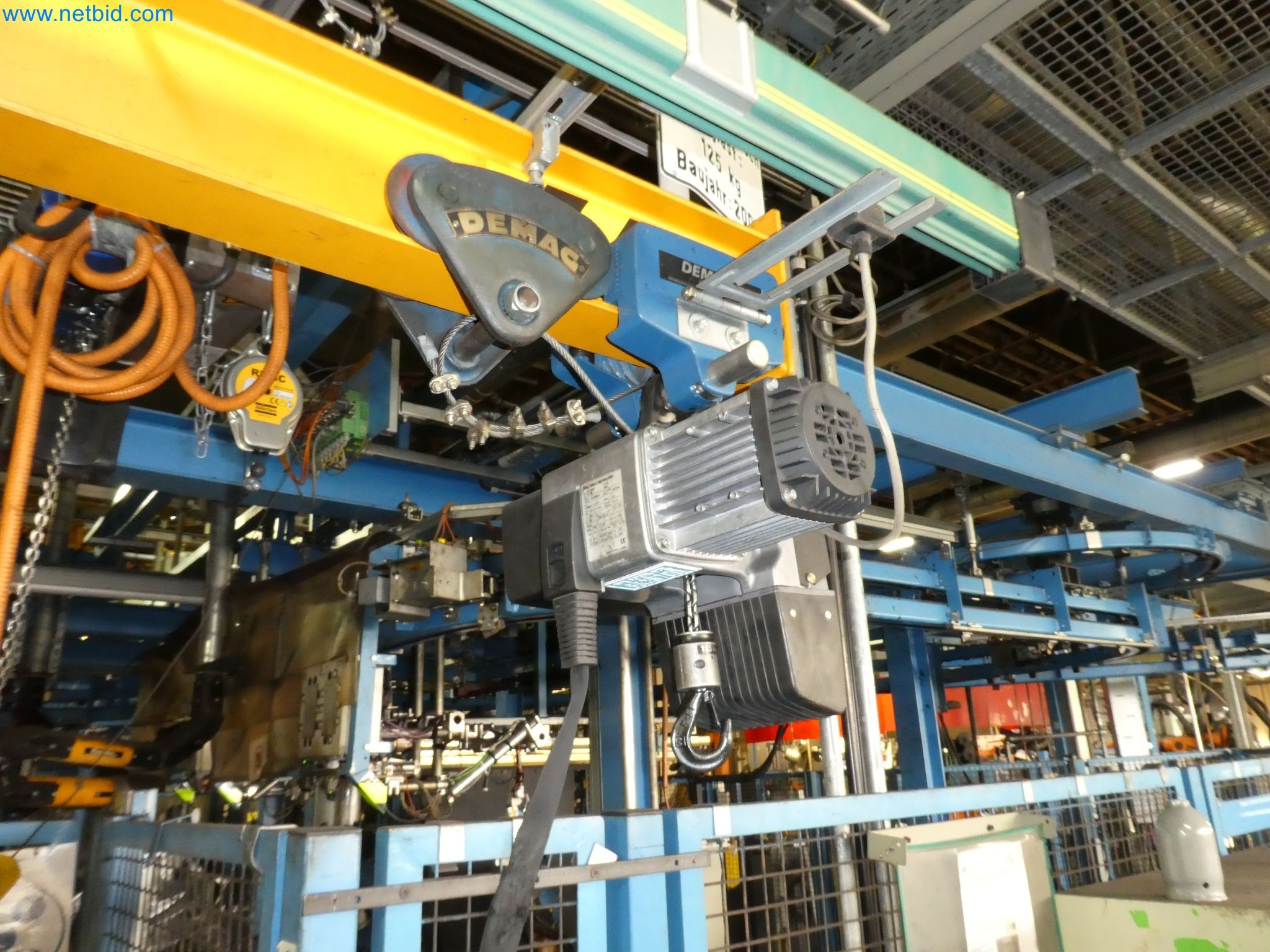 Robôs, equipamento de soldadura e acessórios de montagem da indústria automóvel-1