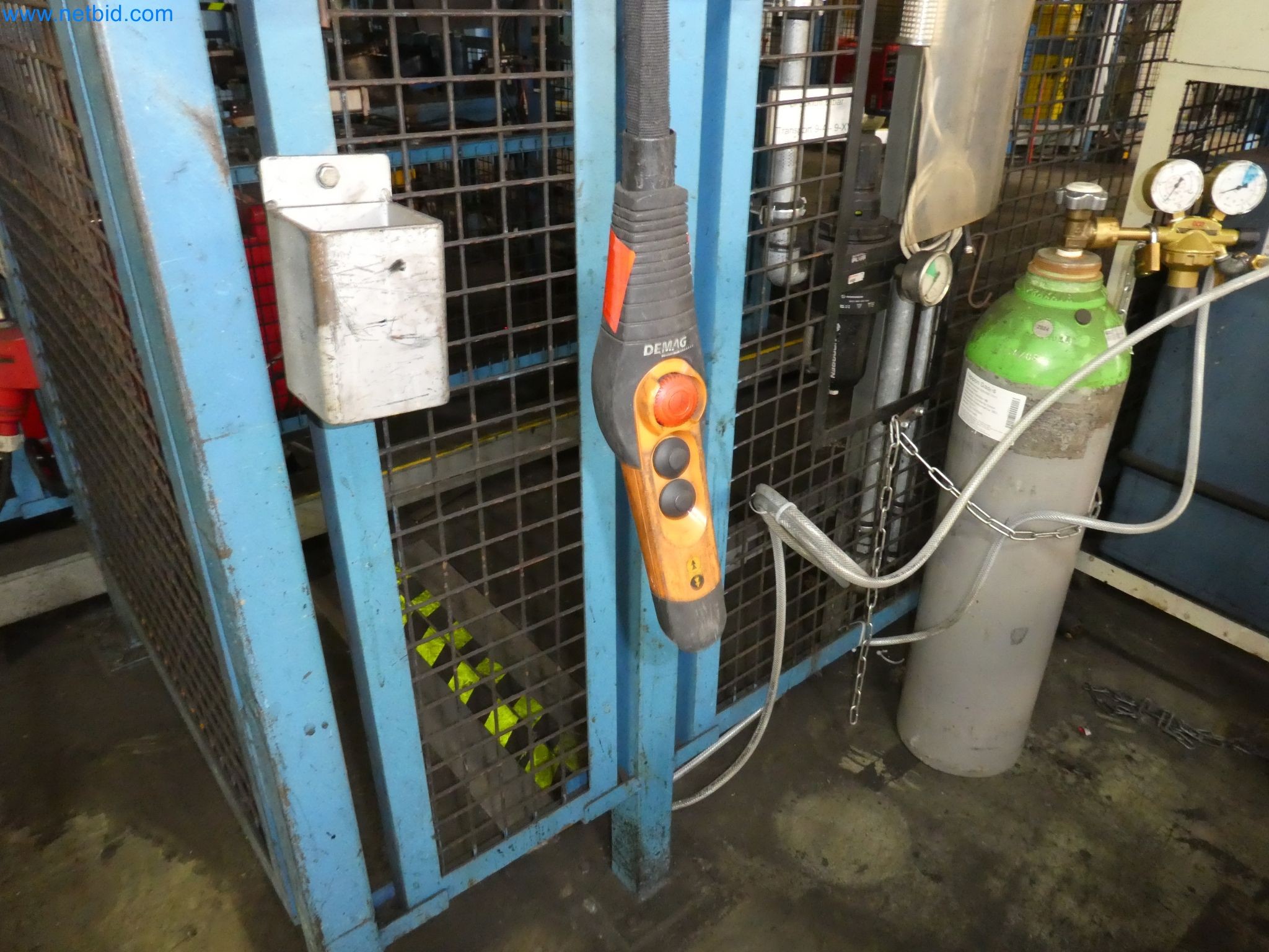 Robôs, equipamento de soldadura e acessórios de montagem da indústria automóvel-6