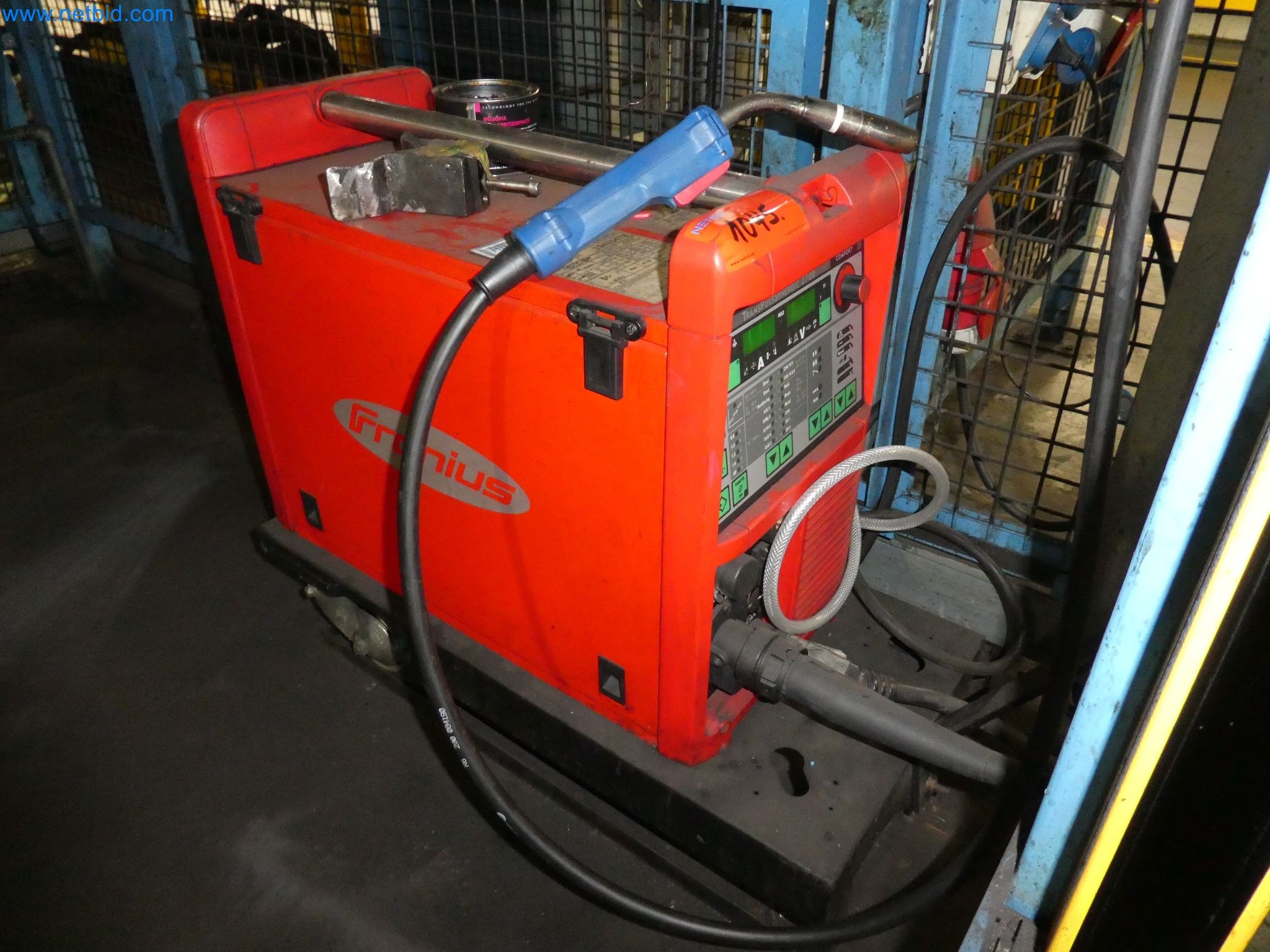 Robots, equipos de soldadura y accesorios de montaje de la industria del automóvil-2