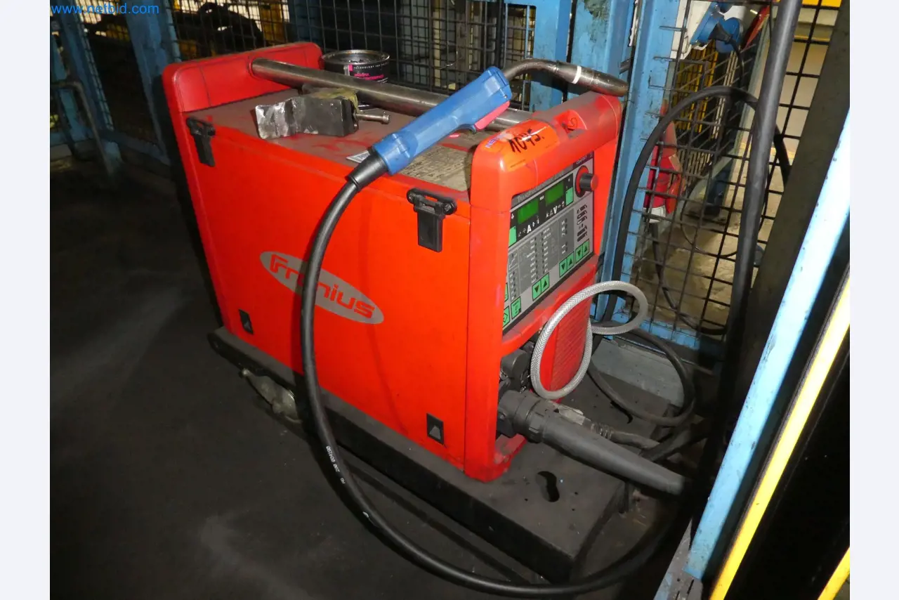 Robots, equipos de soldadura y accesorios de montaje de la industria del automóvil-2