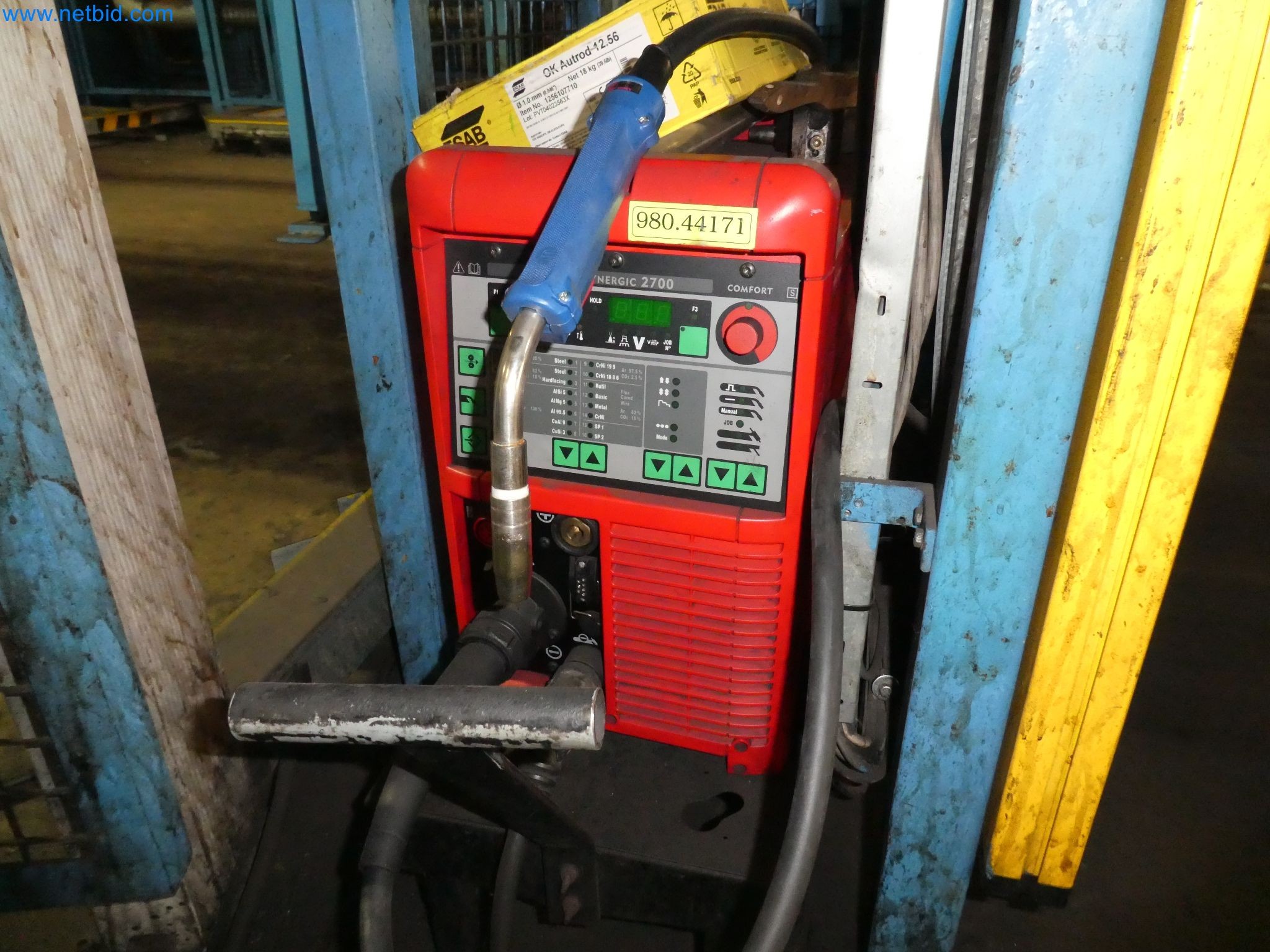 Robots, equipos de soldadura y accesorios de montaje de la industria del automóvil-1