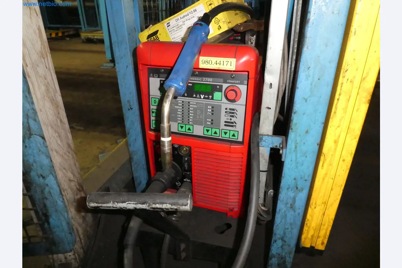 Robots, equipos de soldadura y accesorios de montaje de la industria del automóvil-1