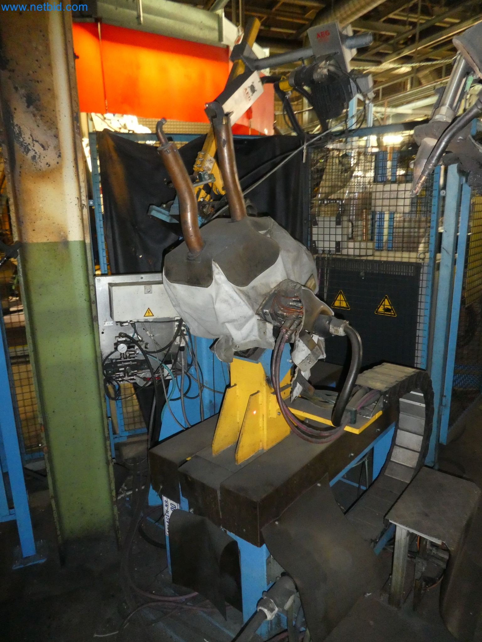 Robots, equipos de soldadura y accesorios de montaje de la industria del automóvil-11