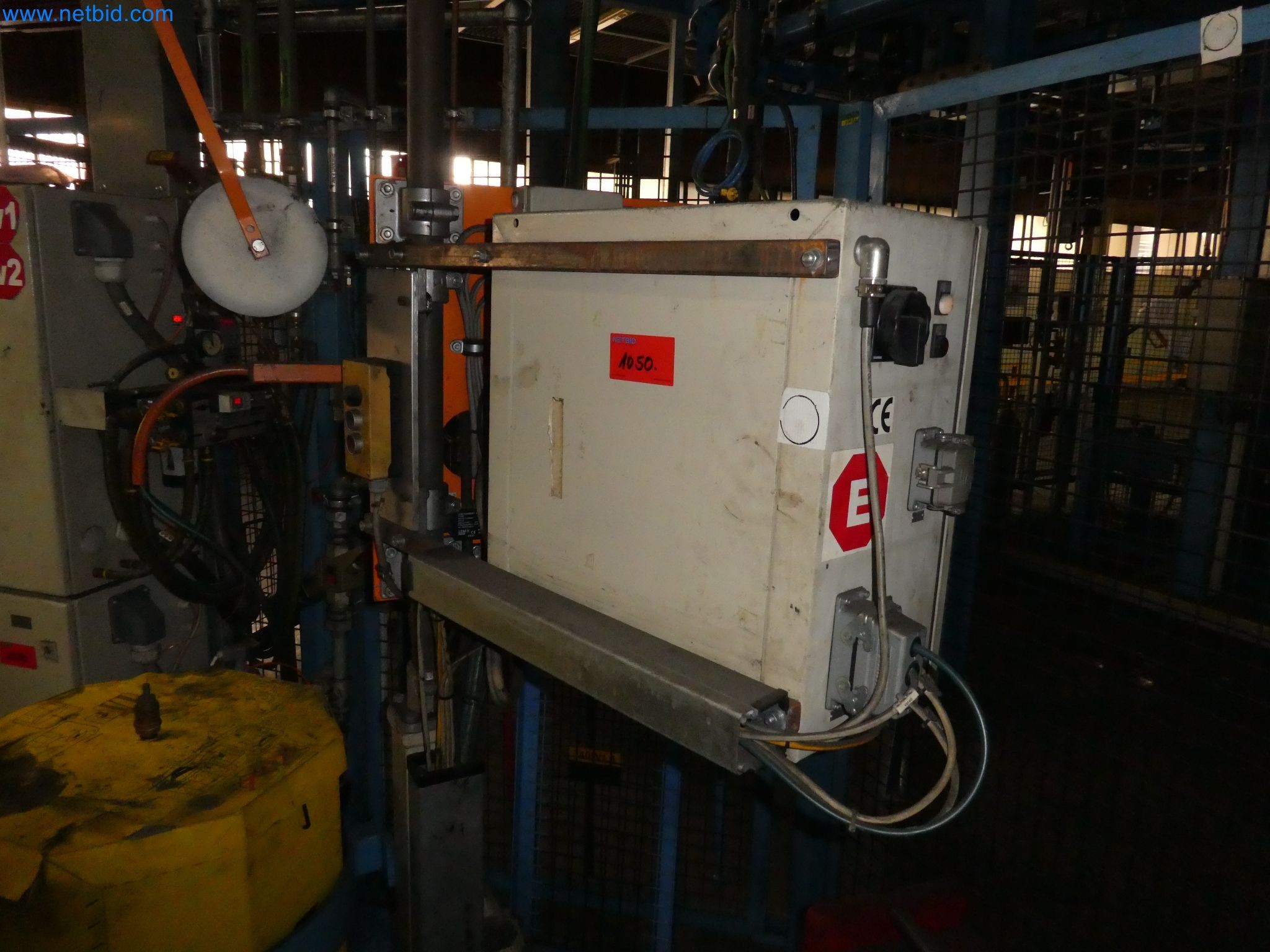 Robots, equipos de soldadura y accesorios de montaje de la industria del automóvil-6