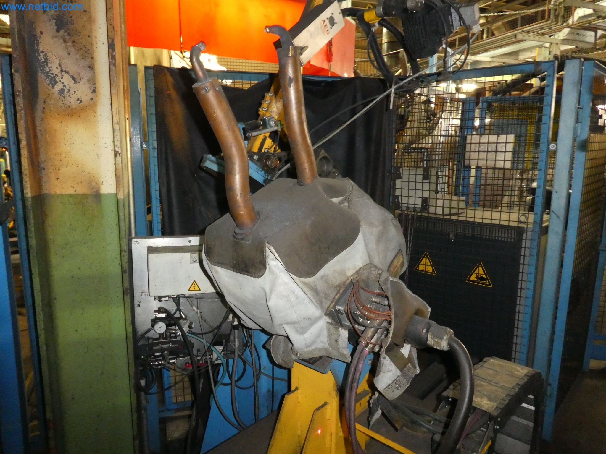 Robots, equipos de soldadura y accesorios de montaje de la industria del automóvil-9