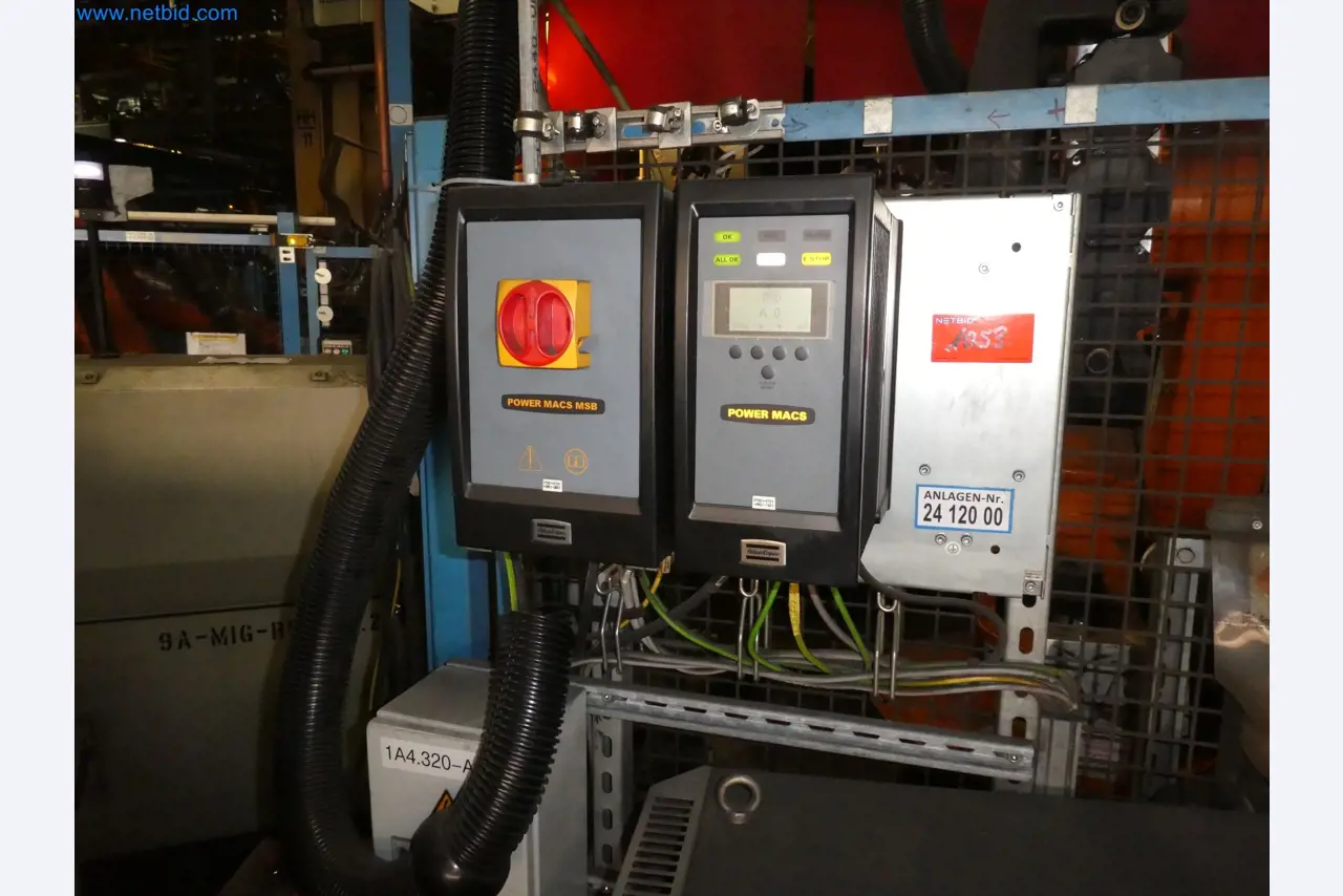 Robots, equipos de soldadura y accesorios de montaje de la industria del automóvil-3