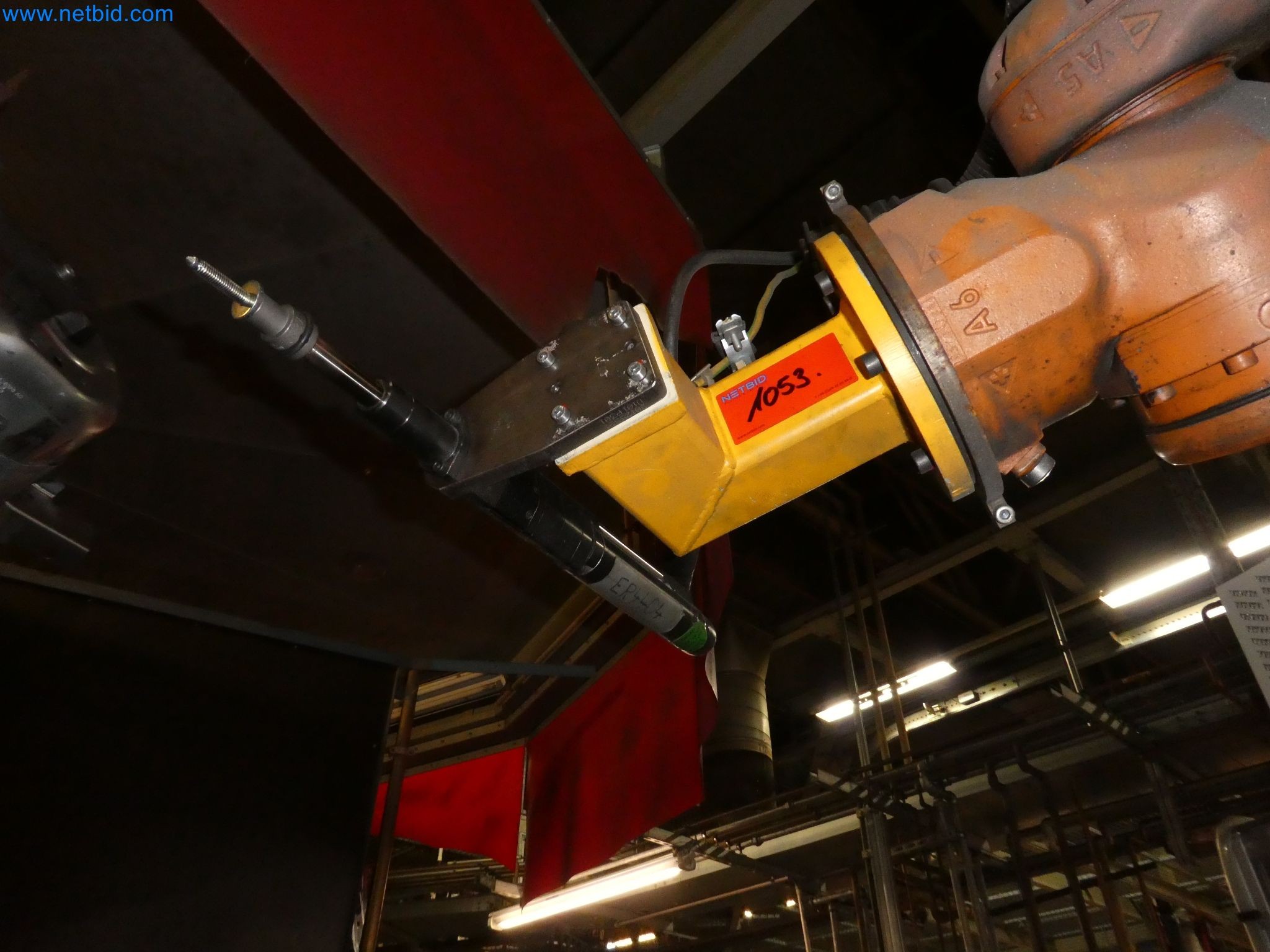 Robots, equipos de soldadura y accesorios de montaje de la industria del automóvil-4