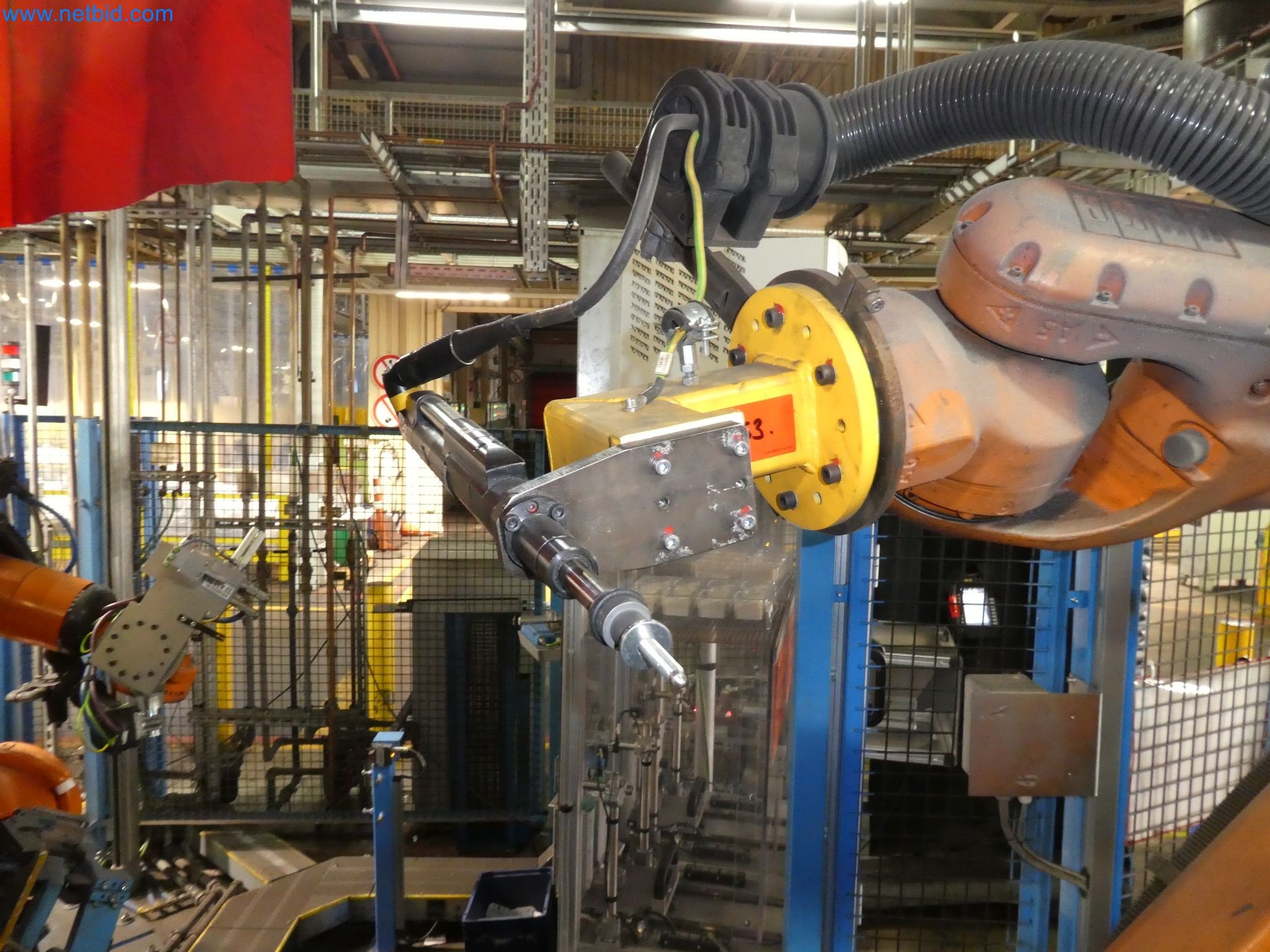 Robots, equipos de soldadura y accesorios de montaje de la industria del automóvil-5