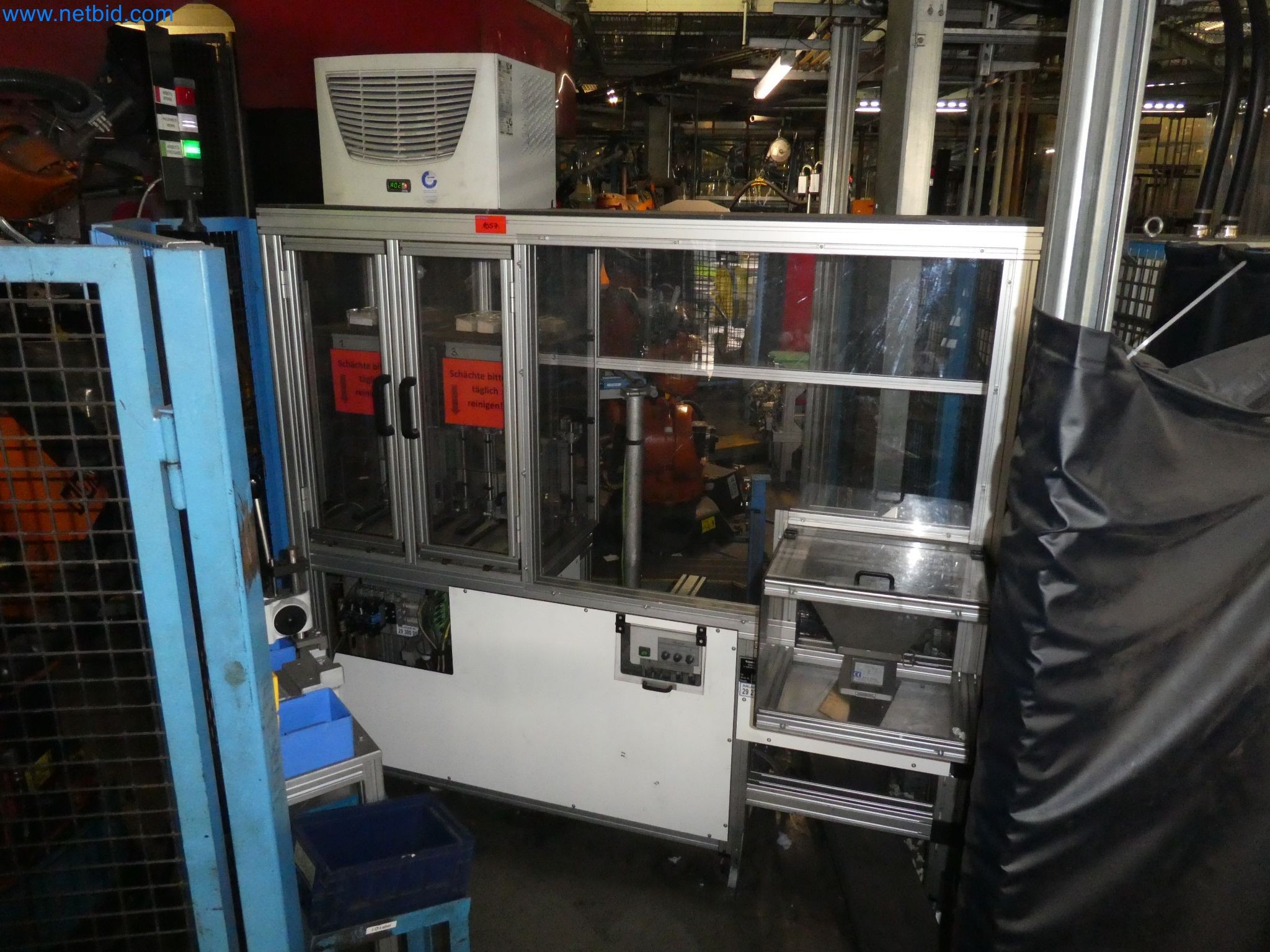 Roboter, Schweißgeräte und Montagezubehör aus der Automobilindustrie-1