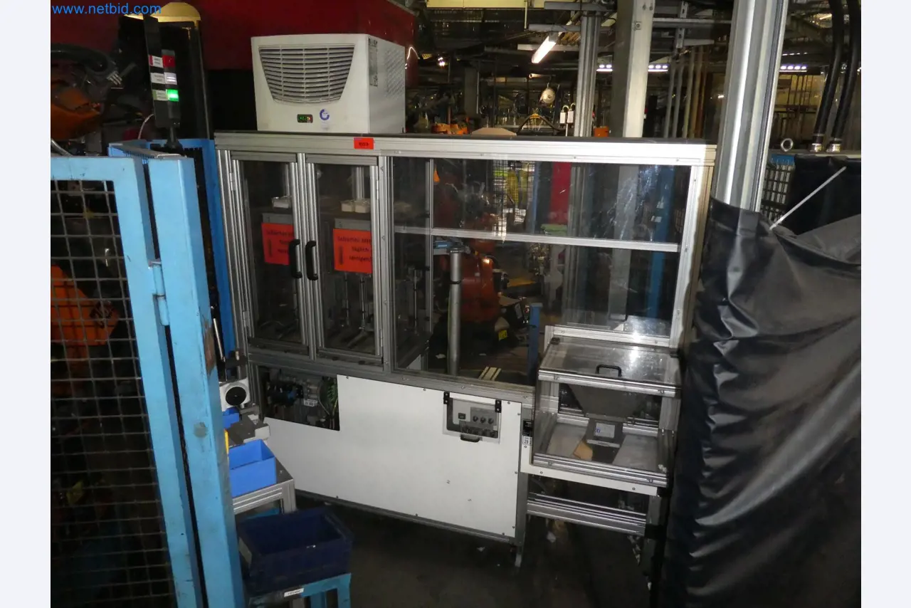 Roboter, Schweißgeräte und Montagezubehör aus der Automobilindustrie-1