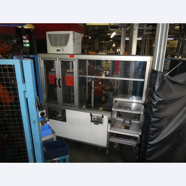 Roboter, Schweißgeräte und Montagezubehör aus der Automobilindustrie-1