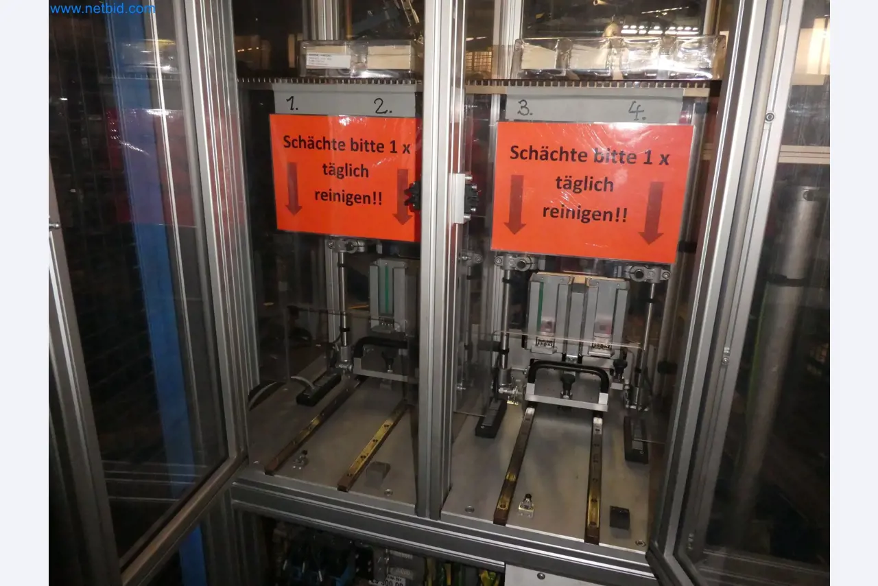 Roboter, Schweißgeräte und Montagezubehör aus der Automobilindustrie-3