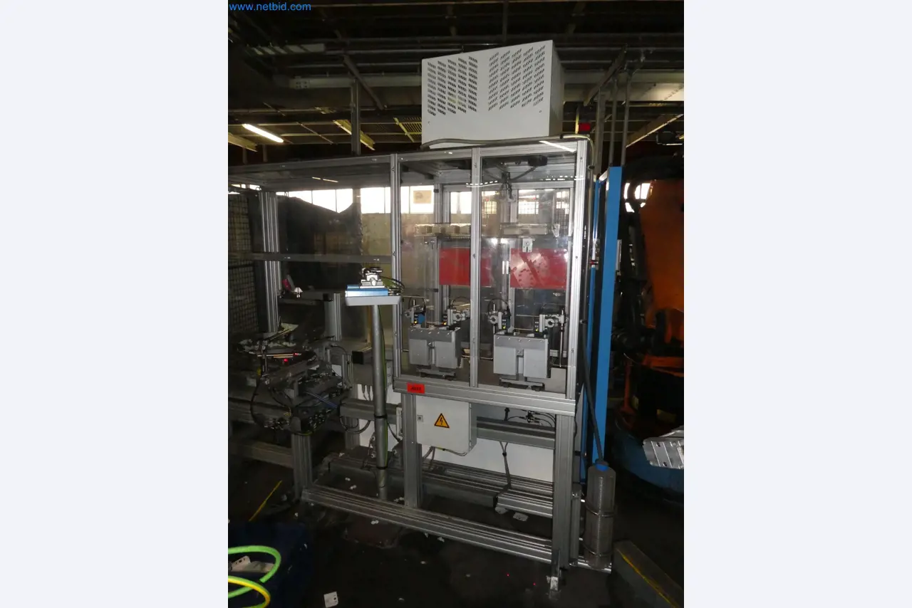 Roboter, Schweißgeräte und Montagezubehör aus der Automobilindustrie-4