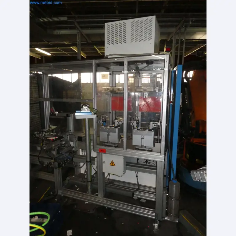 Roboter, Schweißgeräte und Montagezubehör aus der Automobilindustrie-4