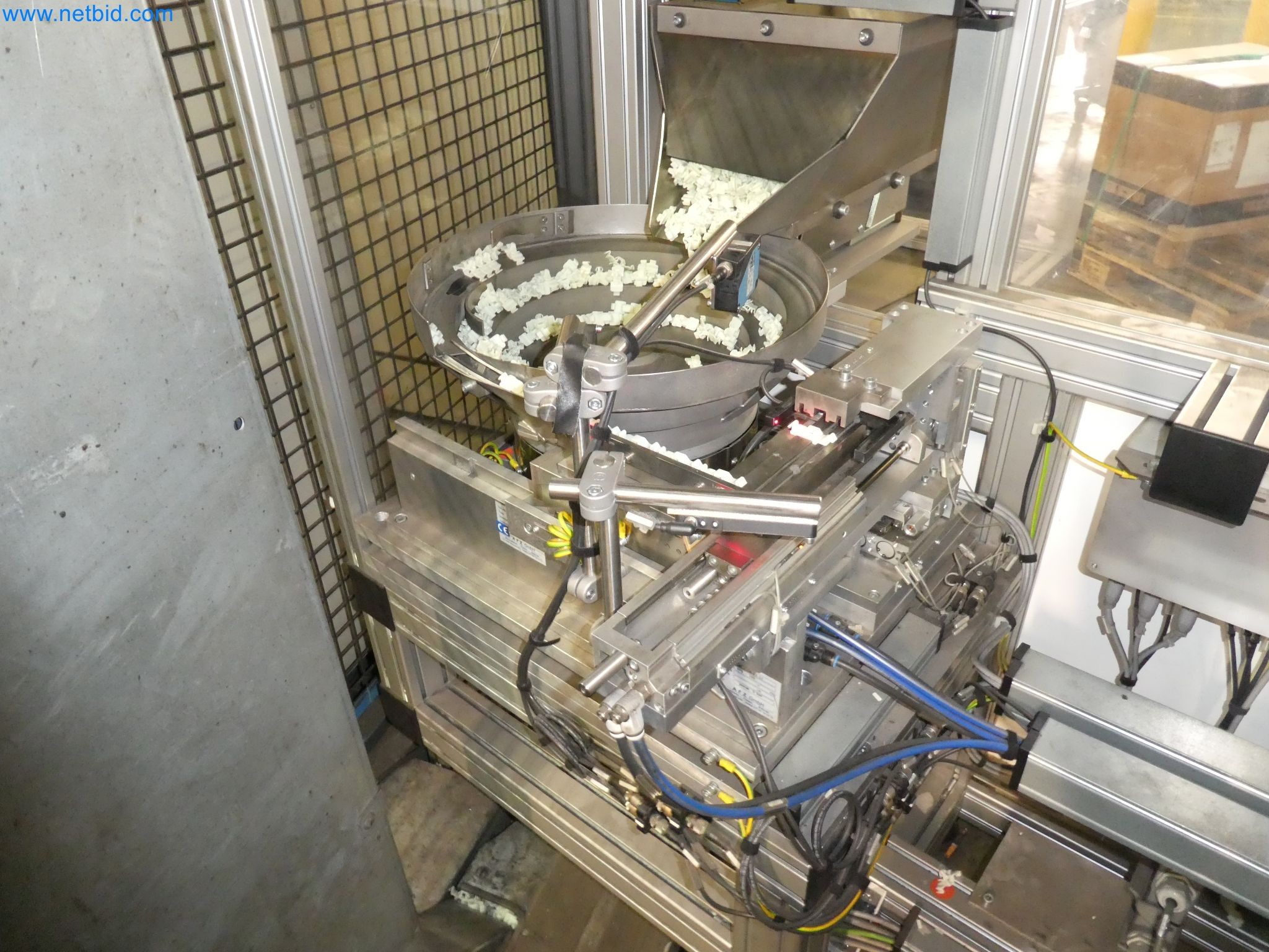 Roboter, Schweißgeräte und Montagezubehör aus der Automobilindustrie-6