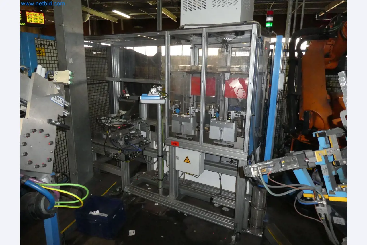 Roboter, Schweißgeräte und Montagezubehör aus der Automobilindustrie-7