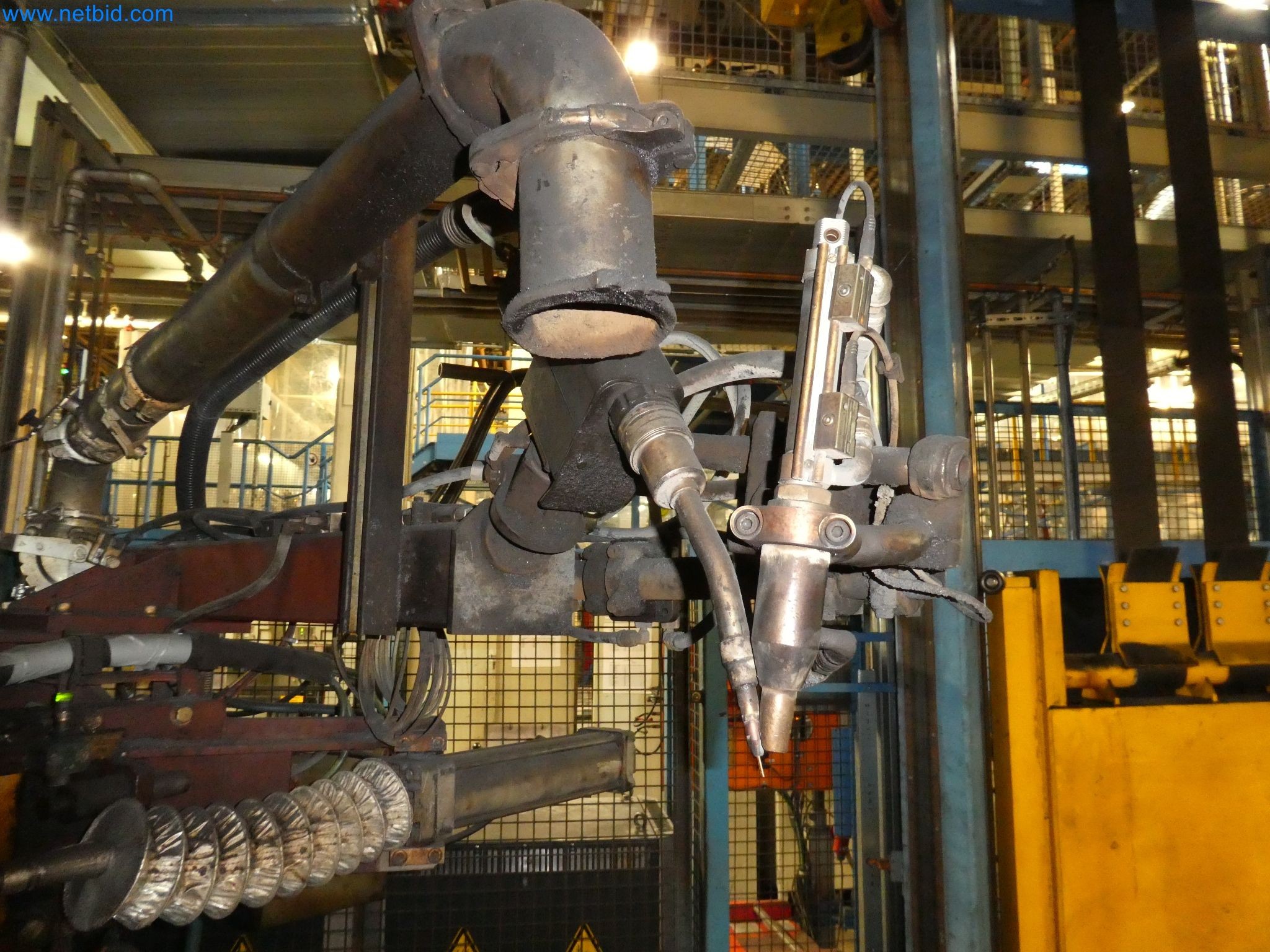 Robots, equipos de soldadura y accesorios de montaje de la industria del automóvil-2