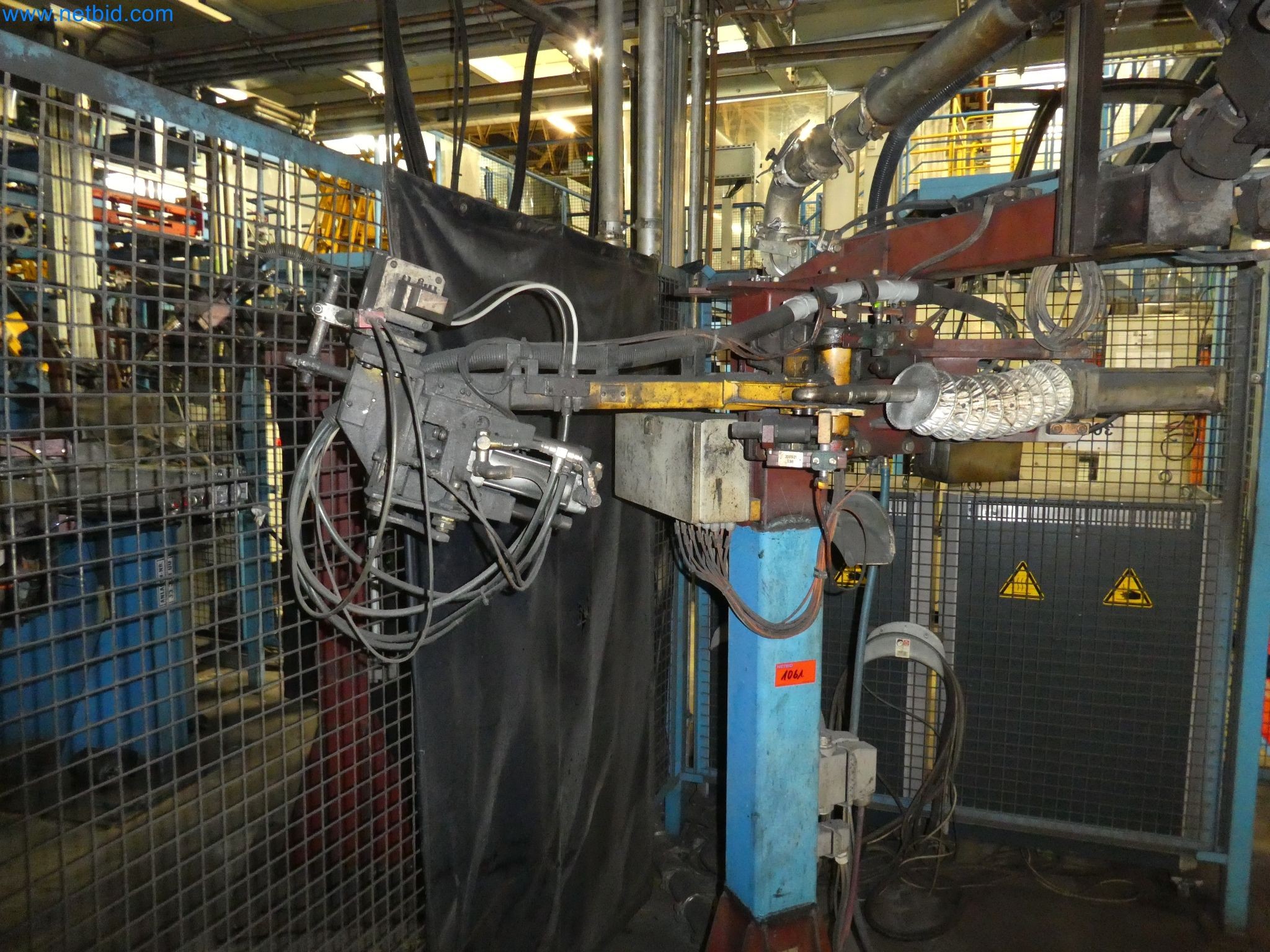 Robots, equipos de soldadura y accesorios de montaje de la industria del automóvil-3