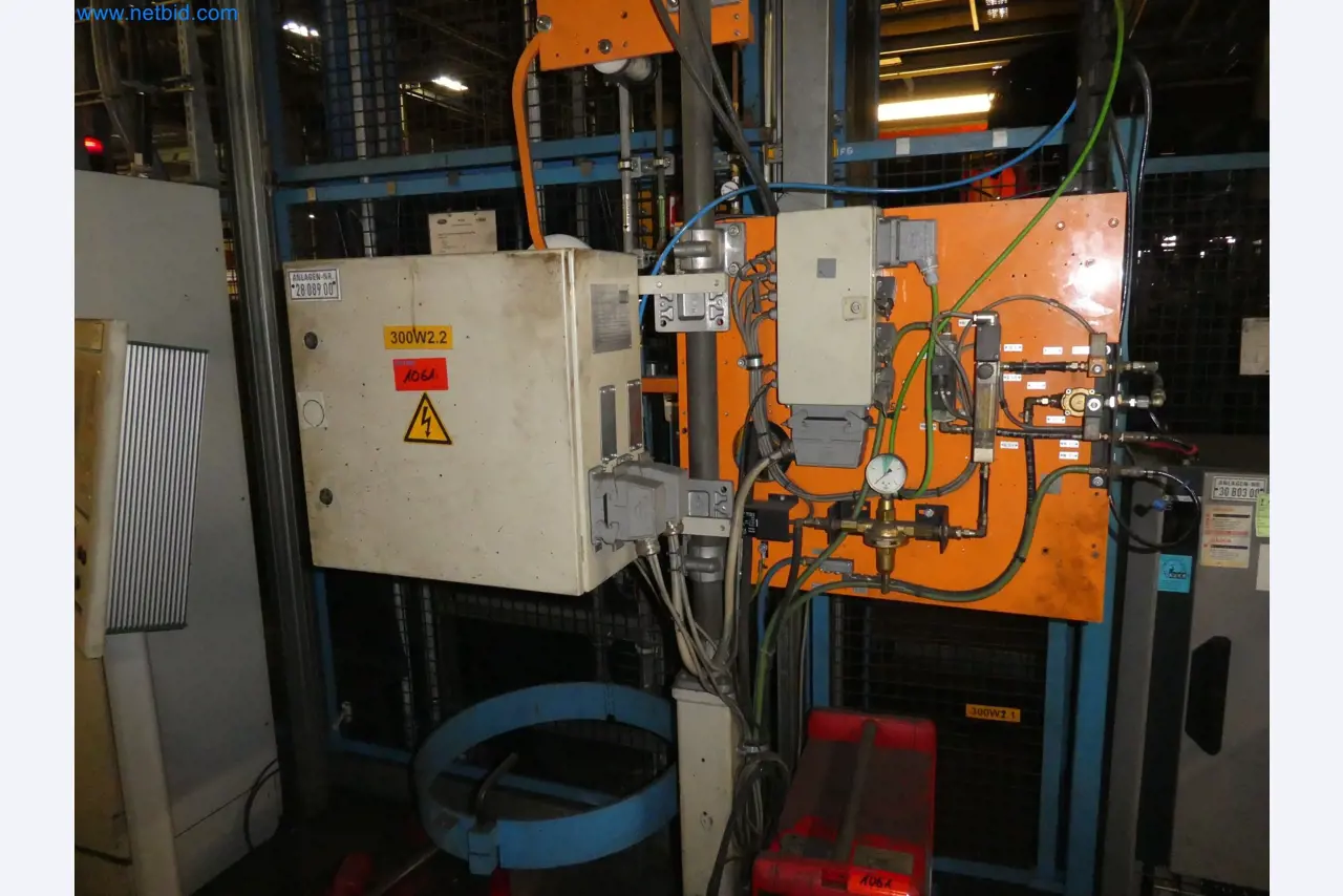 Roboty, svařovací zařízení a montážní příslušenství z automobilového průmyslu-4