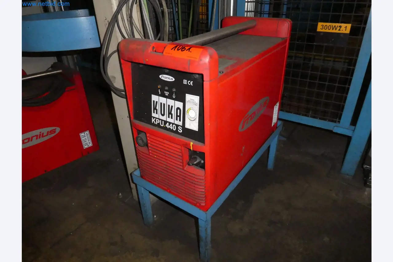 Roboty, svařovací zařízení a montážní příslušenství z automobilového průmyslu-5