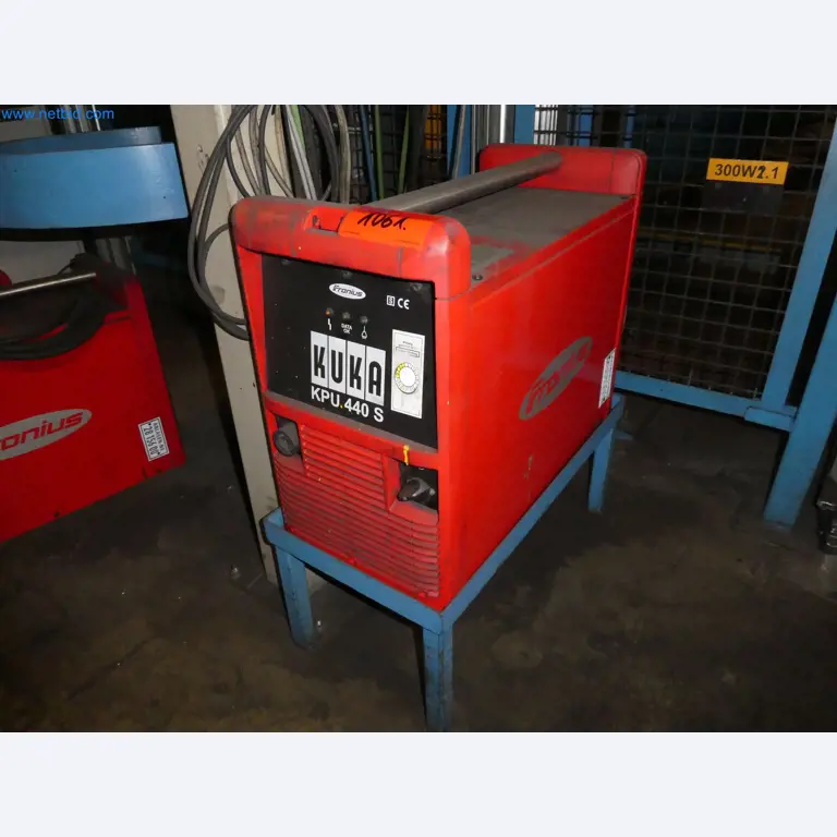 Roboty, svařovací zařízení a montážní příslušenství z automobilového průmyslu-5