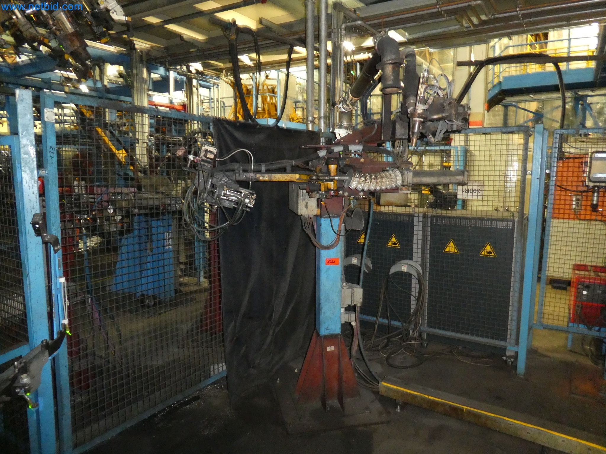 Robots, equipos de soldadura y accesorios de montaje de la industria del automóvil-6