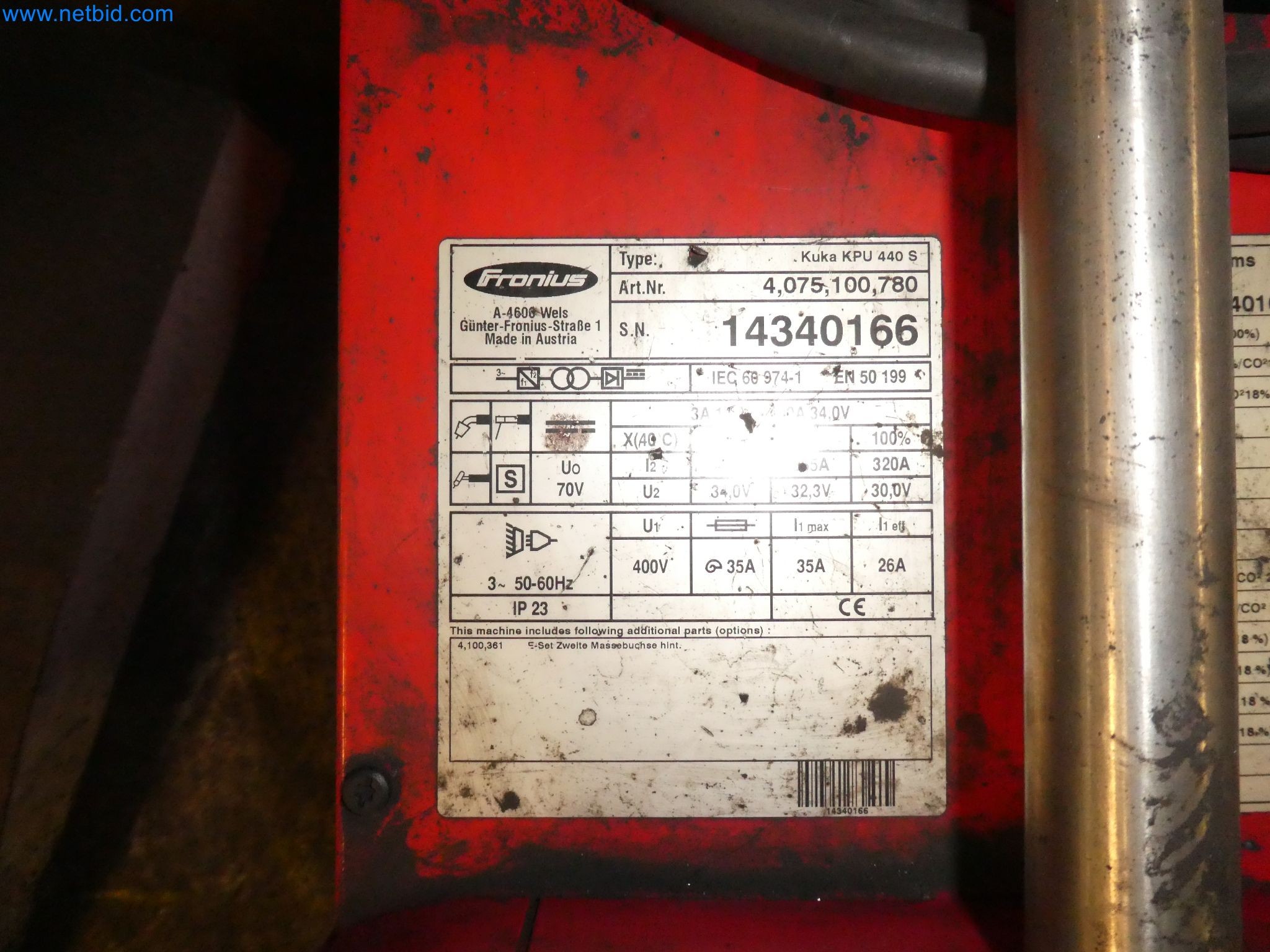 Roboty, svařovací zařízení a montážní příslušenství z automobilového průmyslu-1