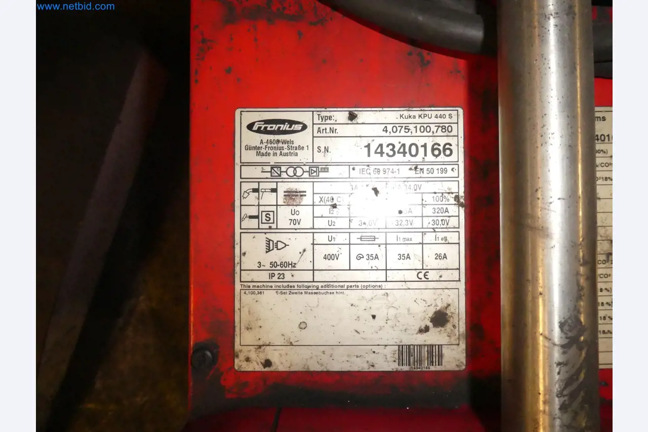 Roboty, svařovací zařízení a montážní příslušenství z automobilového průmyslu-1