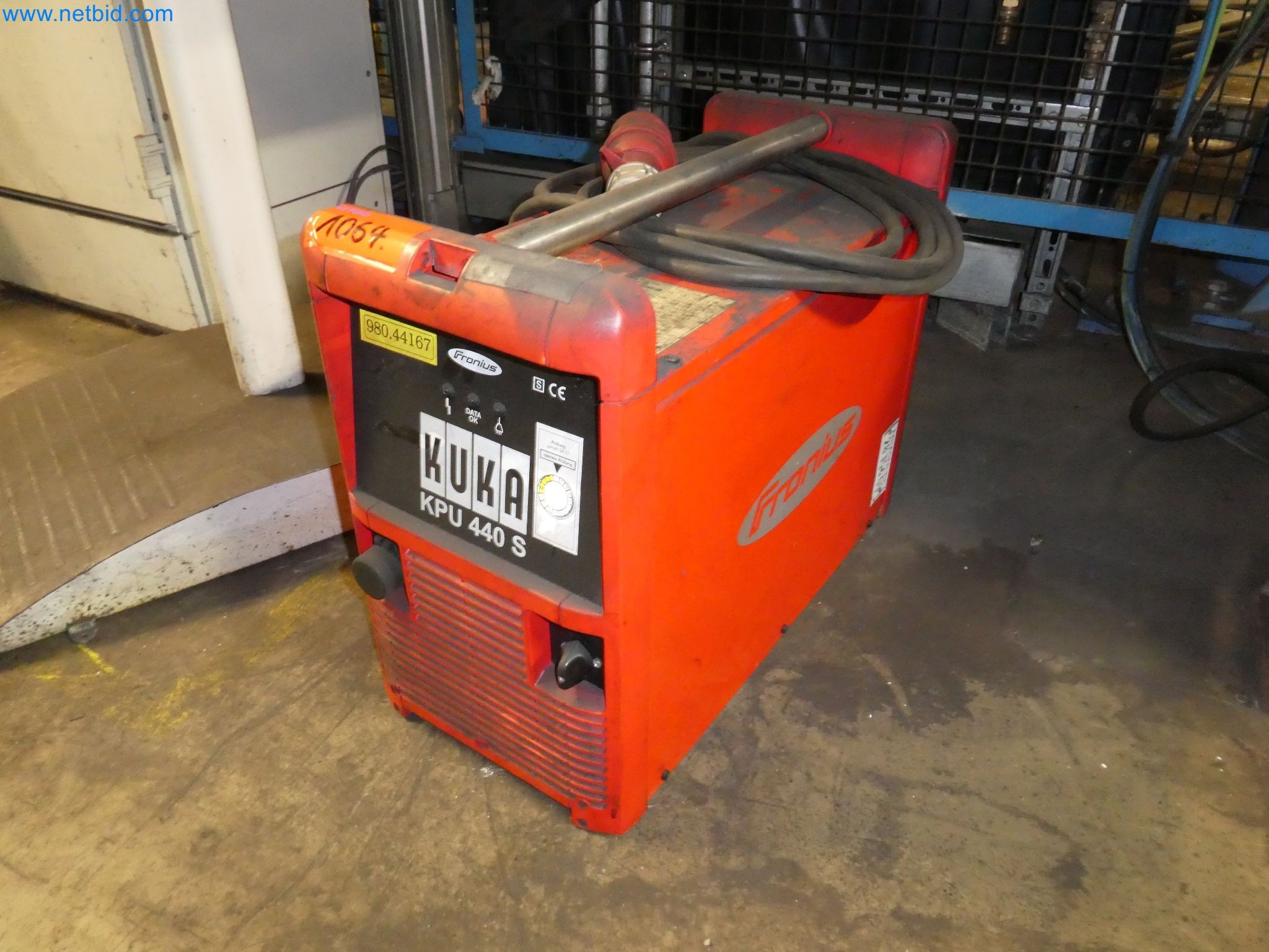 Roboty, svařovací zařízení a montážní příslušenství z automobilového průmyslu-2