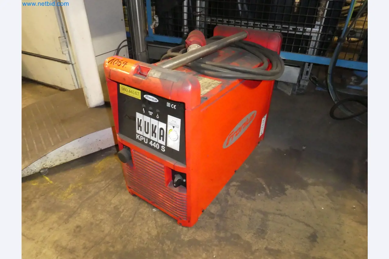 Roboty, svařovací zařízení a montážní příslušenství z automobilového průmyslu-2