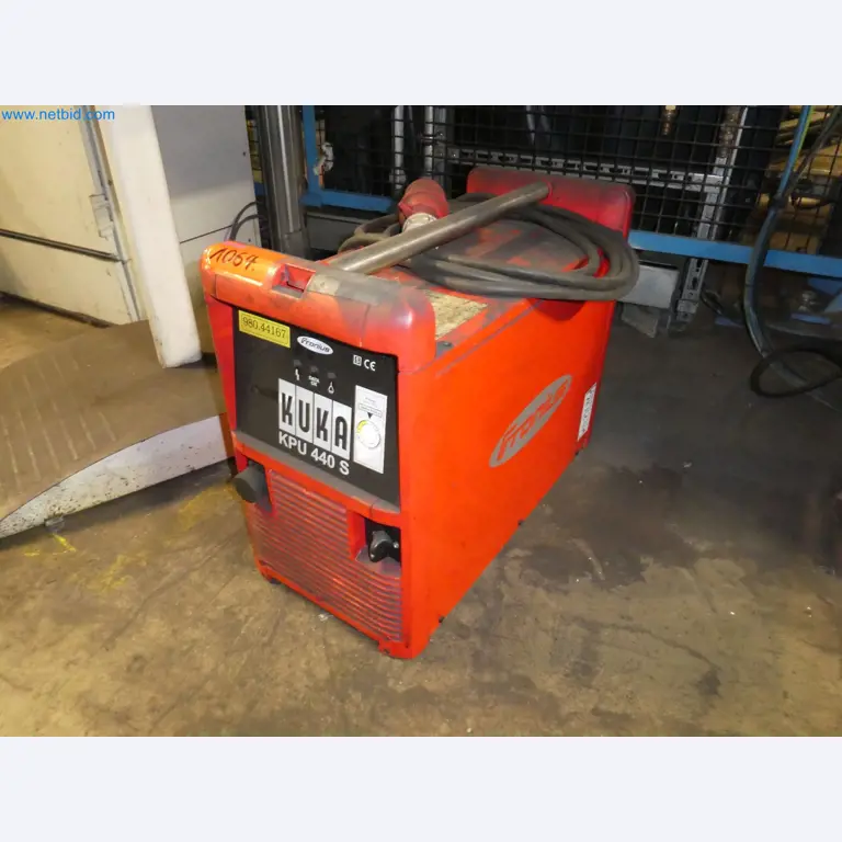 Roboty, svařovací zařízení a montážní příslušenství z automobilového průmyslu-2