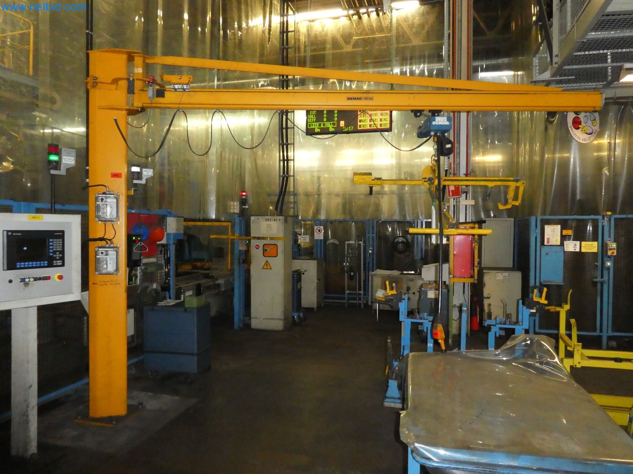 Roboty, svařovací zařízení a montážní příslušenství z automobilového průmyslu-2