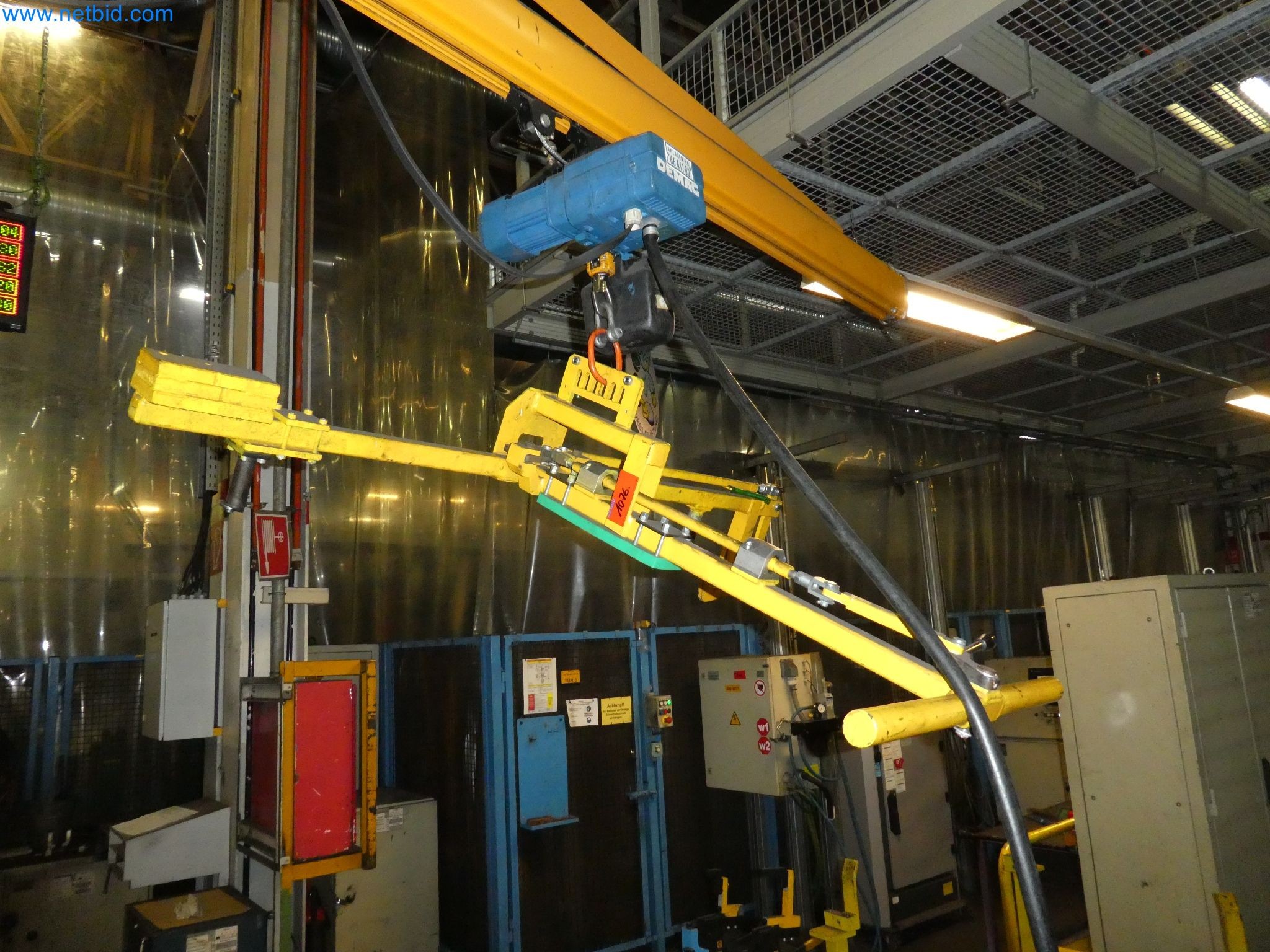 Roboty, svařovací zařízení a montážní příslušenství z automobilového průmyslu-3