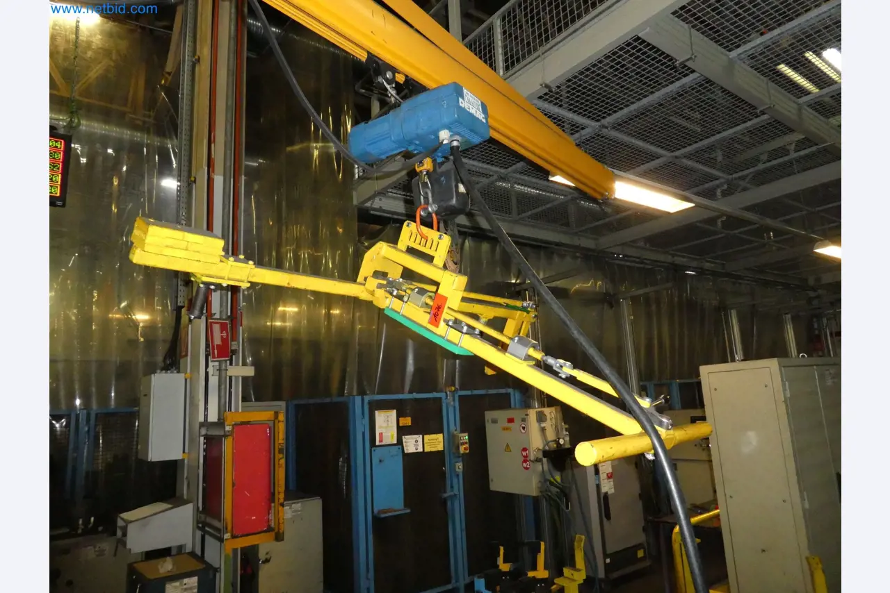 Roboty, svařovací zařízení a montážní příslušenství z automobilového průmyslu-3