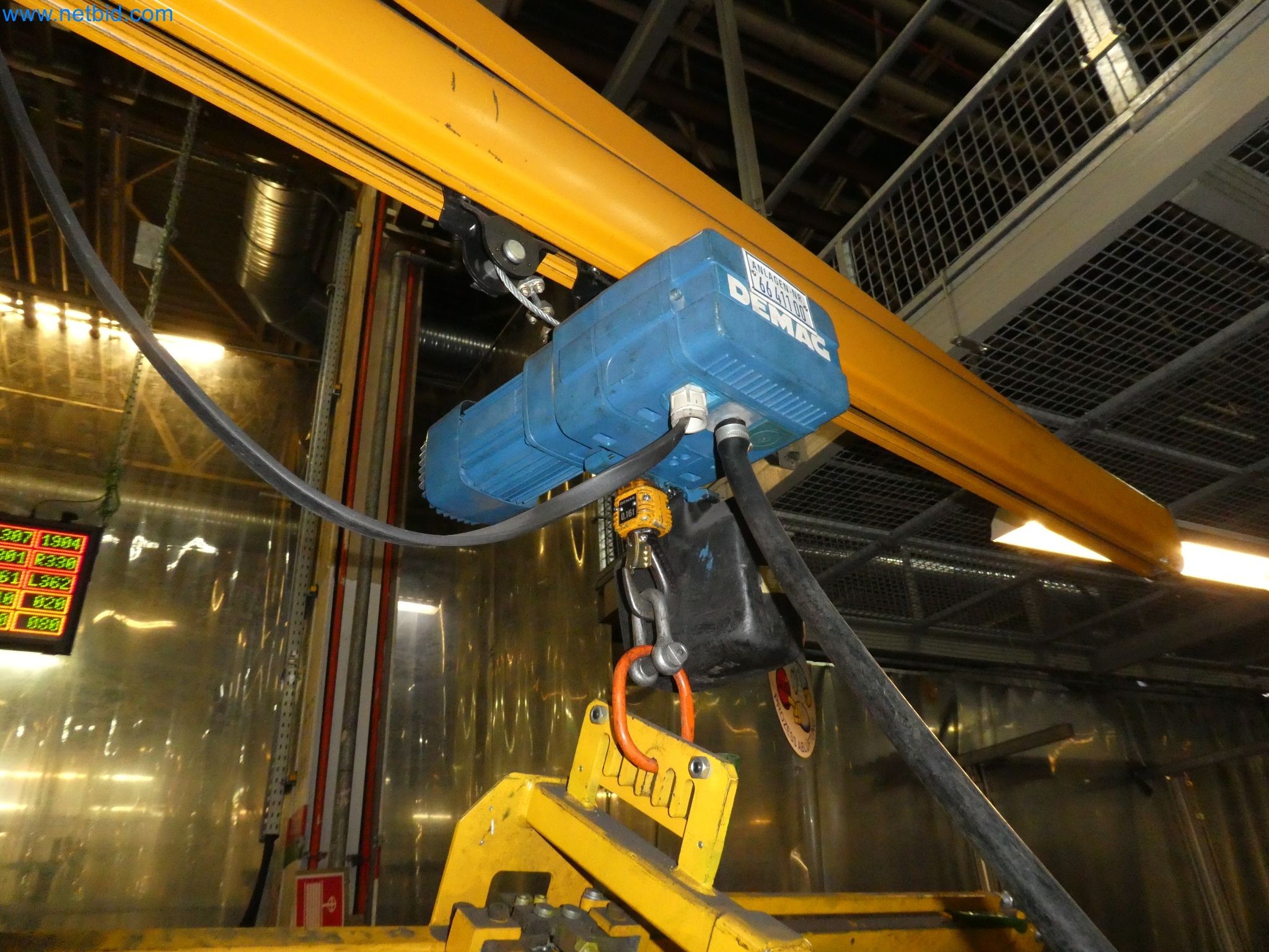 Roboty, svařovací zařízení a montážní příslušenství z automobilového průmyslu-4