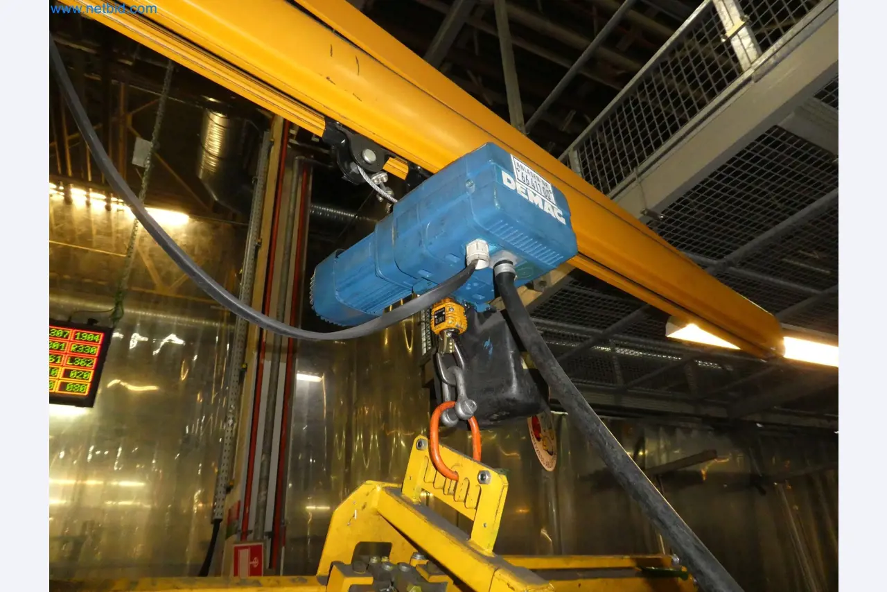 Roboty, svařovací zařízení a montážní příslušenství z automobilového průmyslu-4