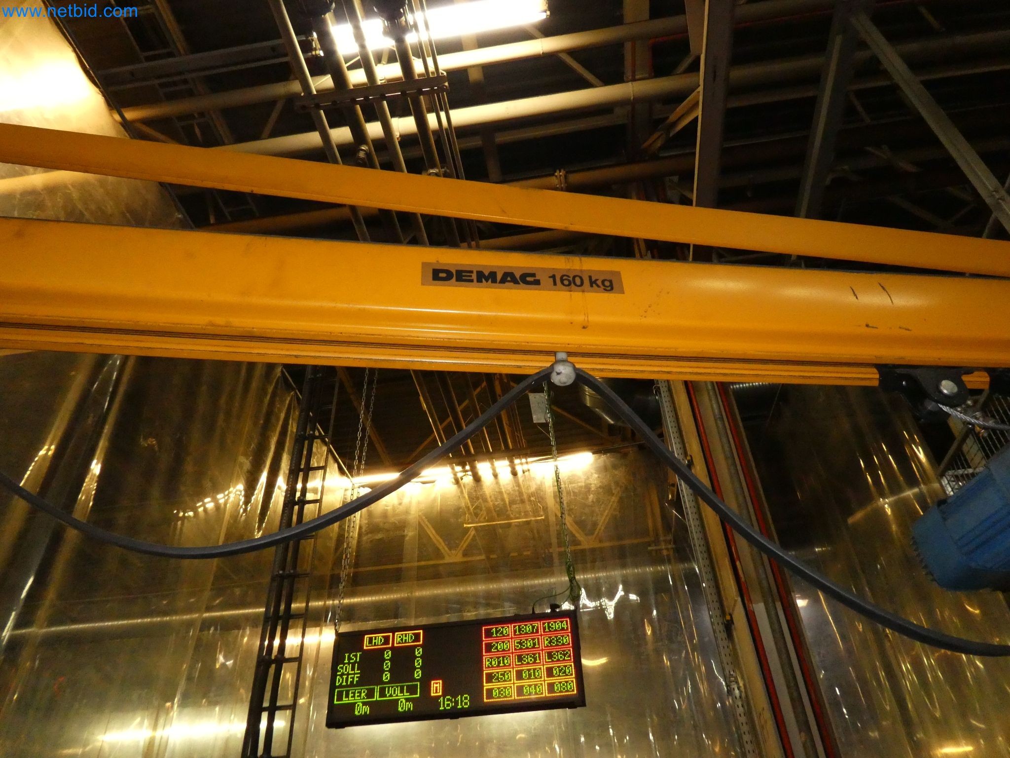 Roboty, svařovací zařízení a montážní příslušenství z automobilového průmyslu-5