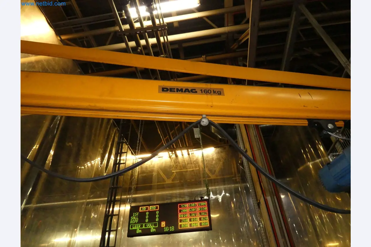 Roboty, svařovací zařízení a montážní příslušenství z automobilového průmyslu-5