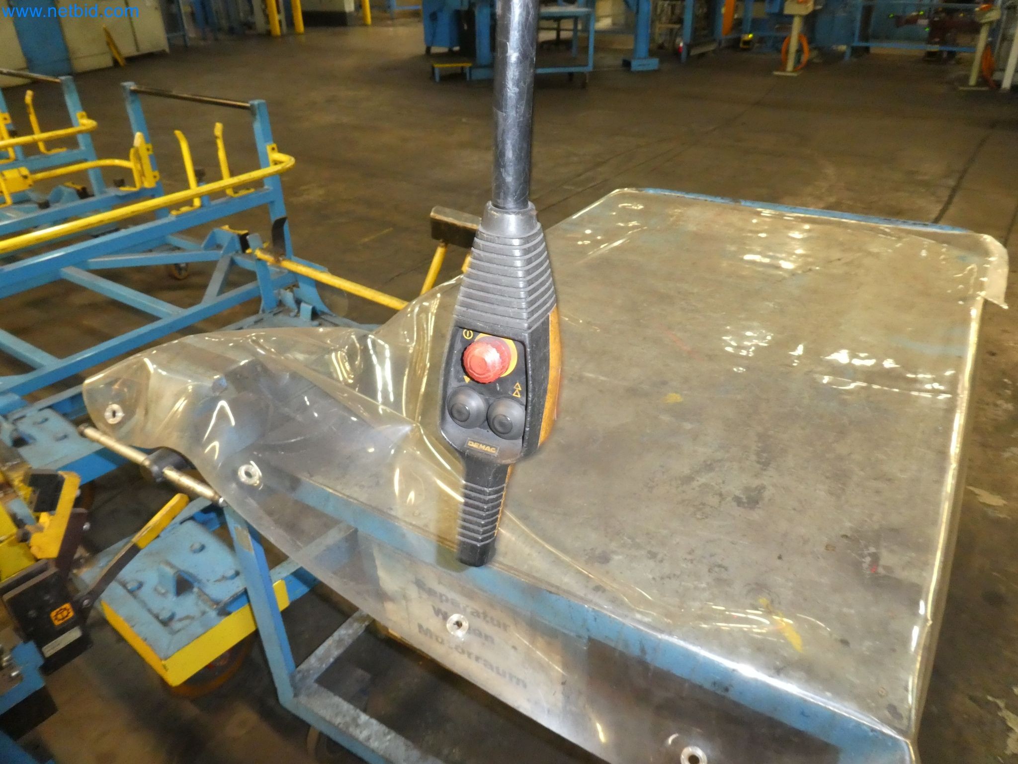 Roboty, svařovací zařízení a montážní příslušenství z automobilového průmyslu-6