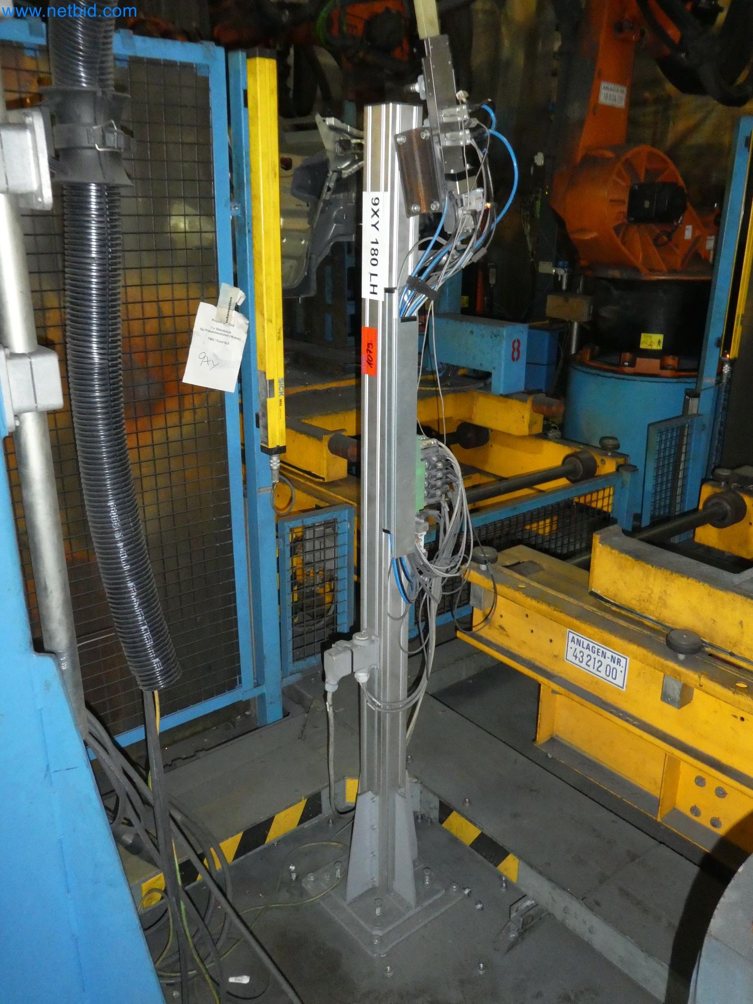 Robots, equipos de soldadura y accesorios de montaje de la industria del automóvil-10