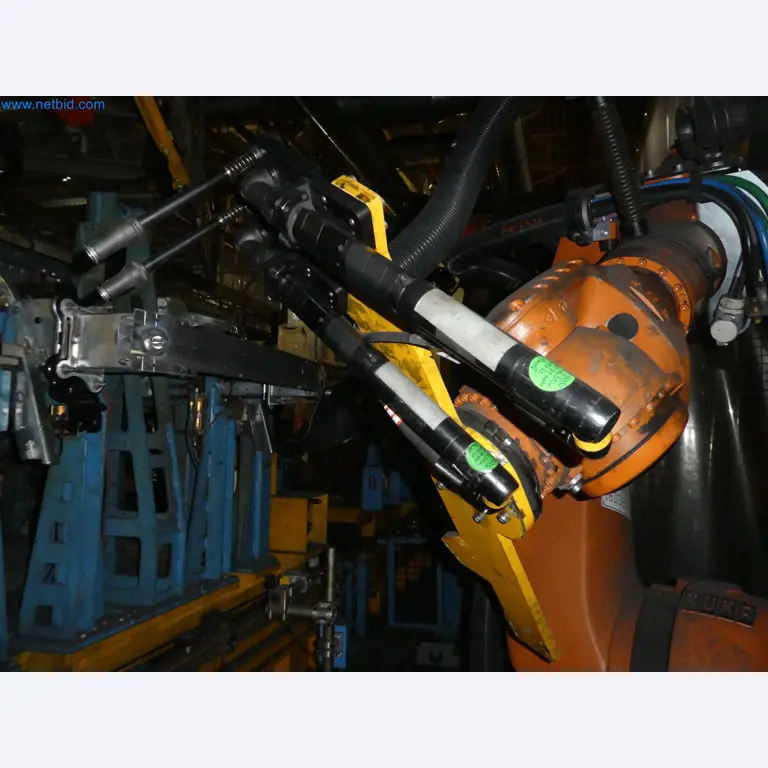 Robots, equipos de soldadura y accesorios de montaje de la industria del automóvil-11