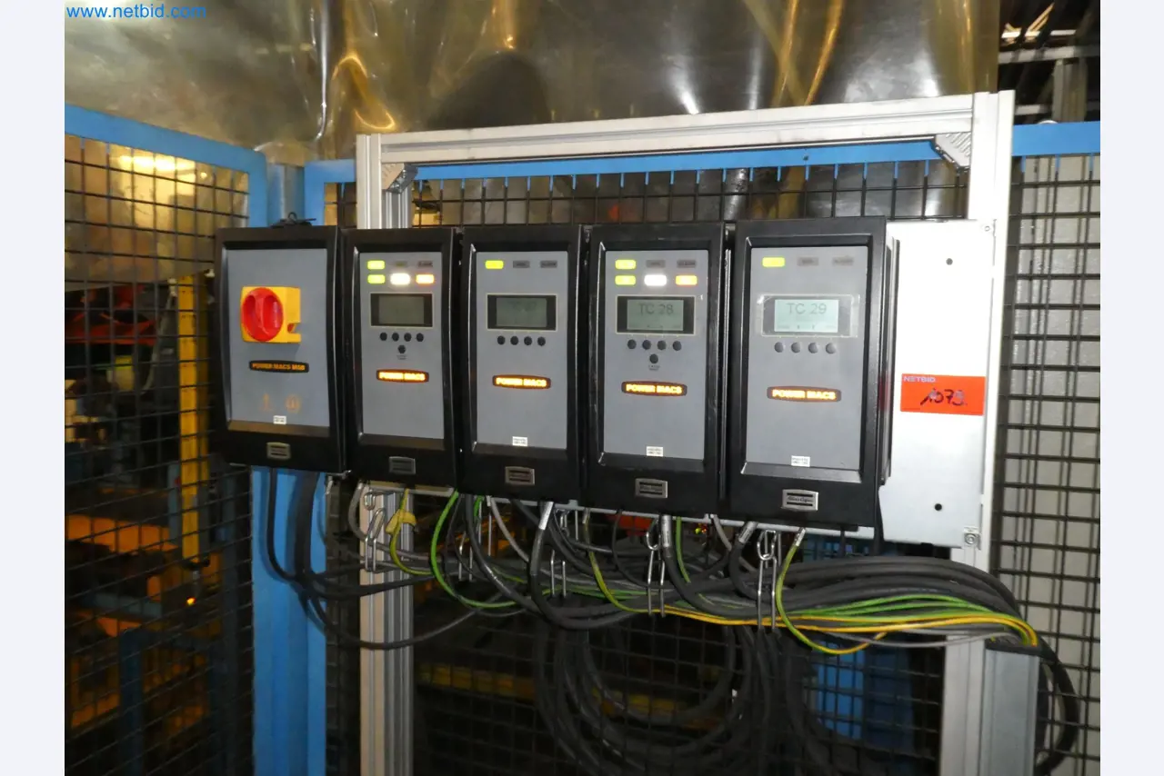 Robots, equipos de soldadura y accesorios de montaje de la industria del automóvil-12